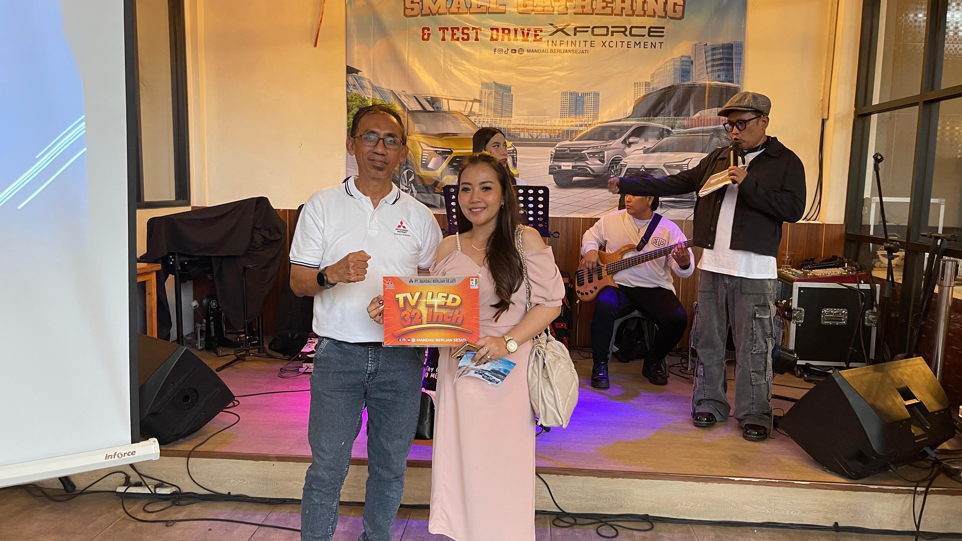 UNTUK CUSTOMER LOYAL: Branch Manager PT Mandau Berlian Sejati, Bakhtiar Latief bersama salah satu customer beruntung mendapatkan doorprize yang disiapkan.