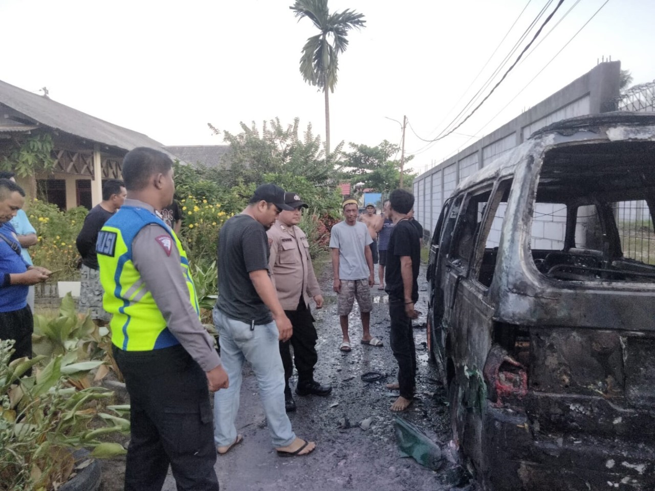ANGKOT TERBAKAR: Pertalite yang dibawa angkot diduga tumpah dan menimbulkan percikan api hingga terbakar.