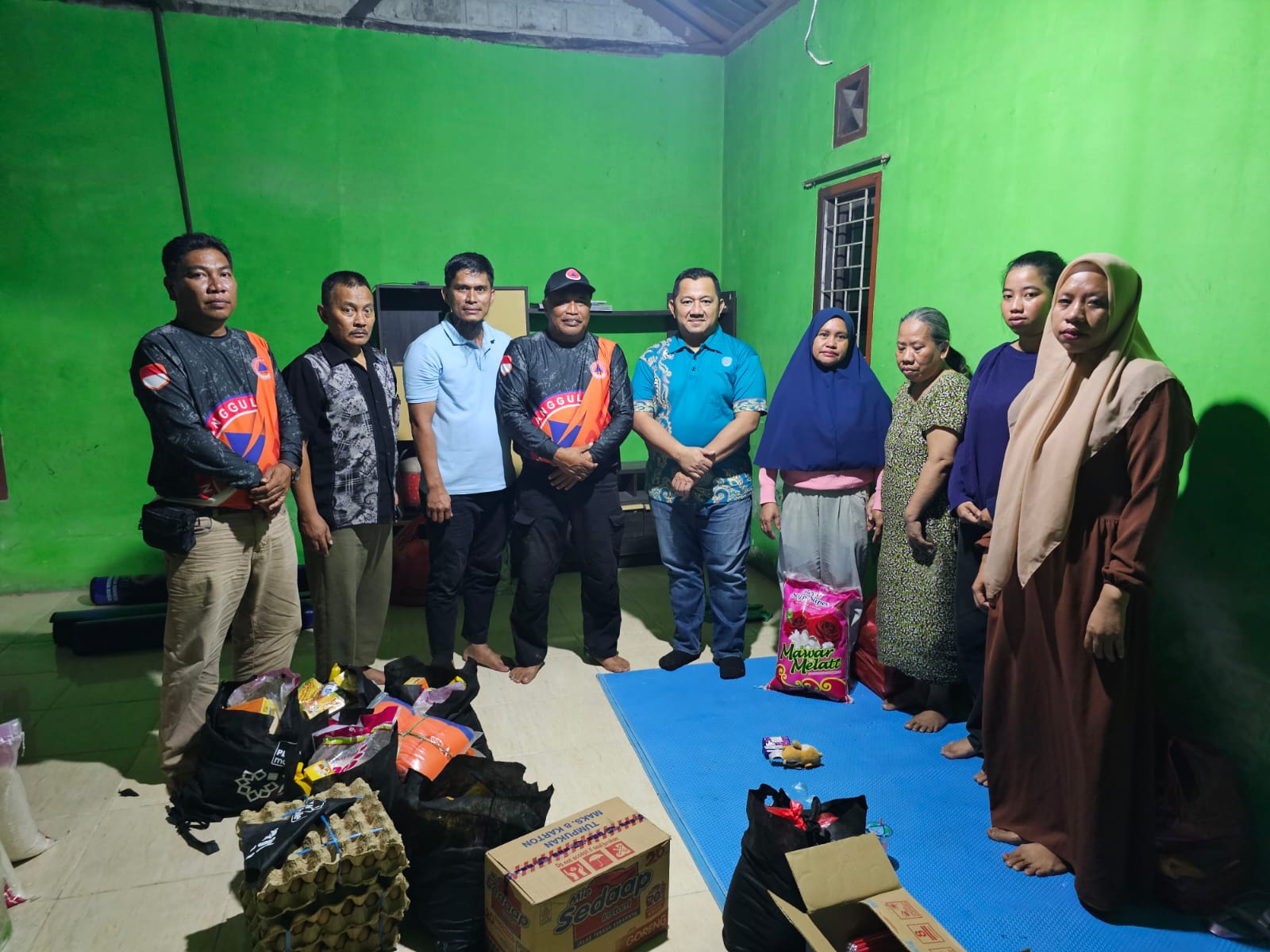 Bupati PPU, Mudyat Noor (tengah) didampingi Kepala Pelaksana Harian BPBD PPU, Muhammad Sukadi Kuncoro (empat kiri) saat menyerahkan bantuan sembako kepada warga terdampak kebakaran.