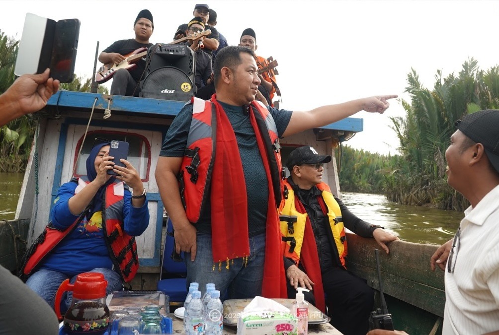 Bupati PPU, Mudyat Noor (menunjuk) saat melakukan susur Sungai Sungai Waru Tua di Kecamatan Waru, dan menyaksikan keindahan panorama alam, termasuk hewan langka.