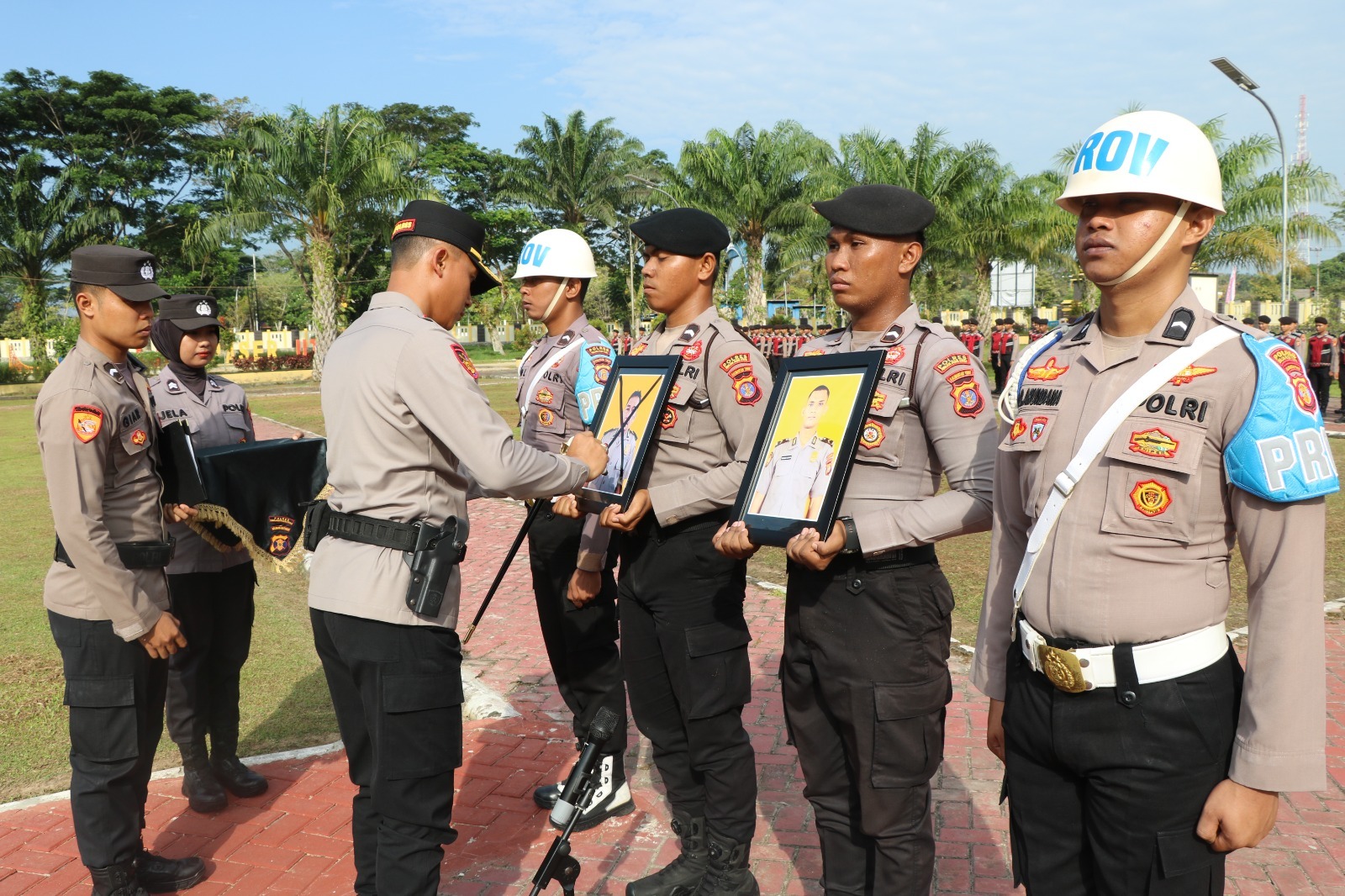 Kapolres PPU, AKBP Andreas Alek Danantara mencoret foto dua anggotanya sebagai tanda pemberhentian dengan tidak hormat (PTDH) karena melakukan pelanggaran kategori berat.