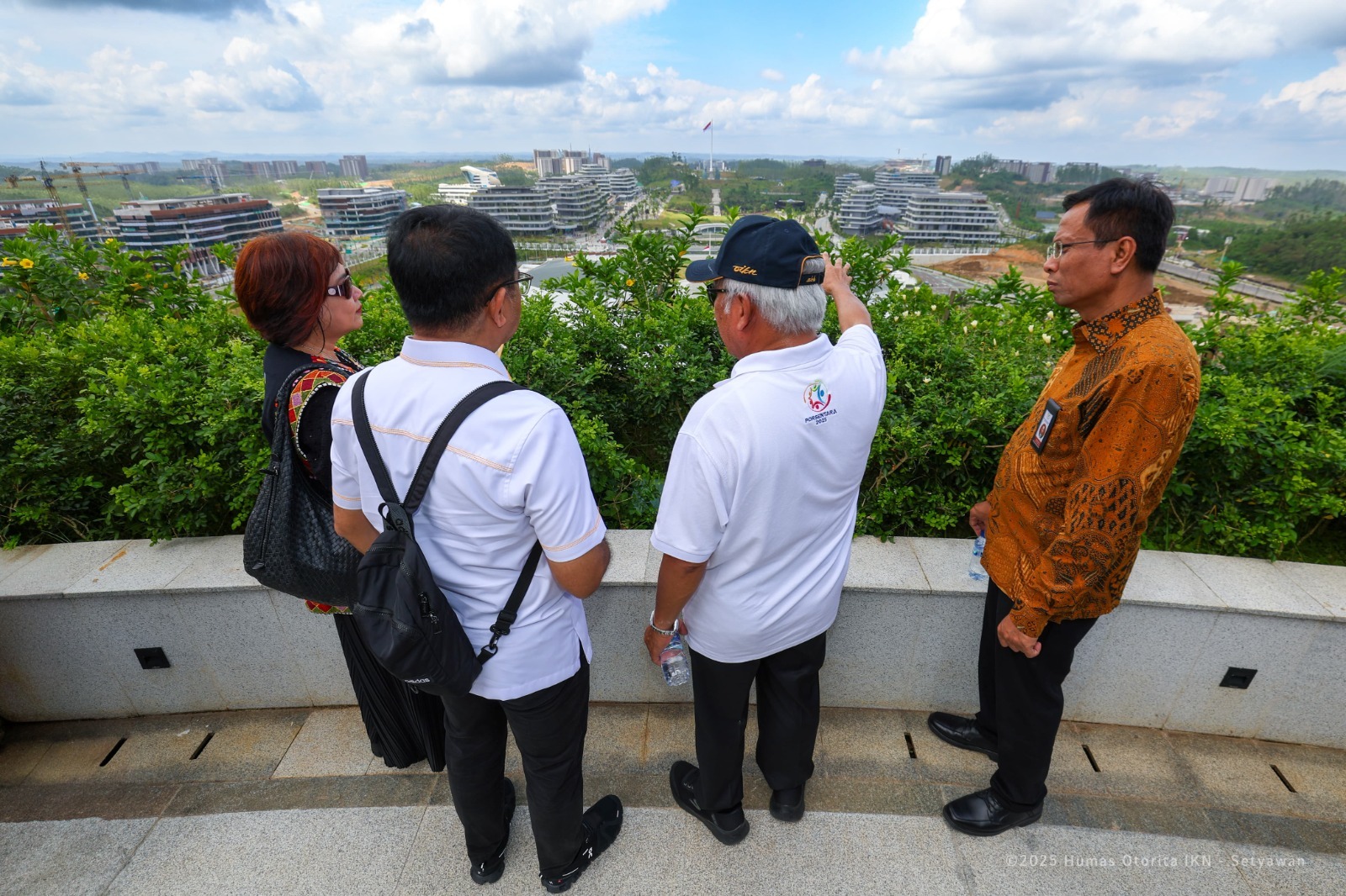 Kepala OIKN, Basuki Hadimuljono (dua kiri) bersama anggota DPR RI turun lapangan meninjau pembangunan IKN.