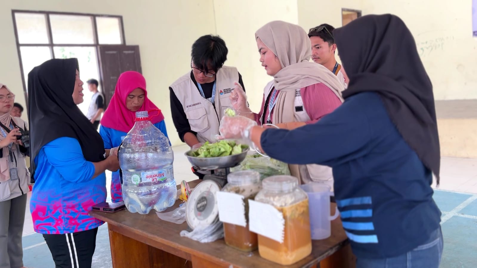 Mahasiswa KKN UMKT bersama ibu-ibu PKK saat praktik pembuatan eco enzym di Kampung Teluk Sulaiman, Berau, Minggu (27/7). (FOTO AKBAR/KP)