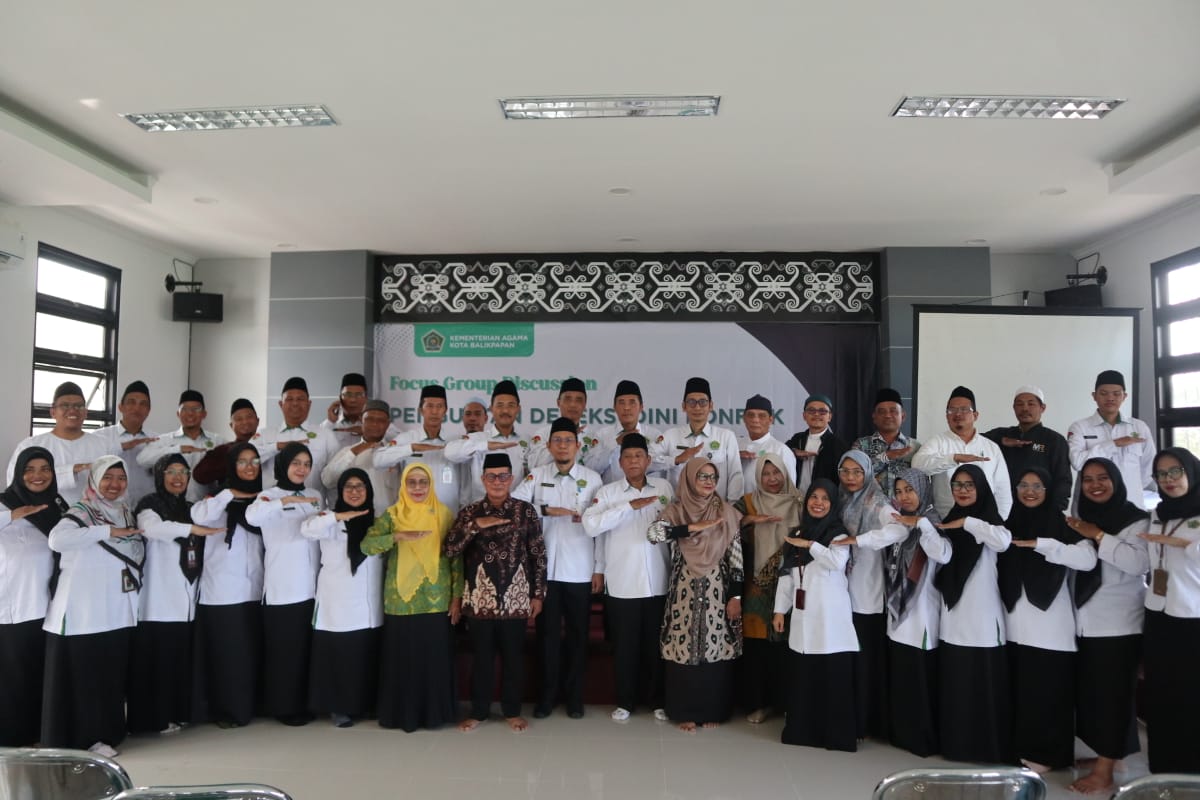 Masrivani bersama para peserta dalam FGD di Aula Kantor PLHUT Balikpapan Barat, Senin (28/7). (FOTO TONI AW/KP)