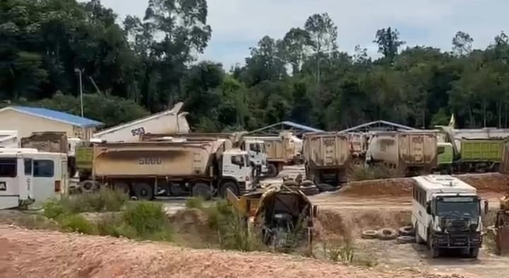 Puluhan unit PT HWA sebelum ditarik, kini semua alat sudah tidak ada di tempat karena proyek tutup.