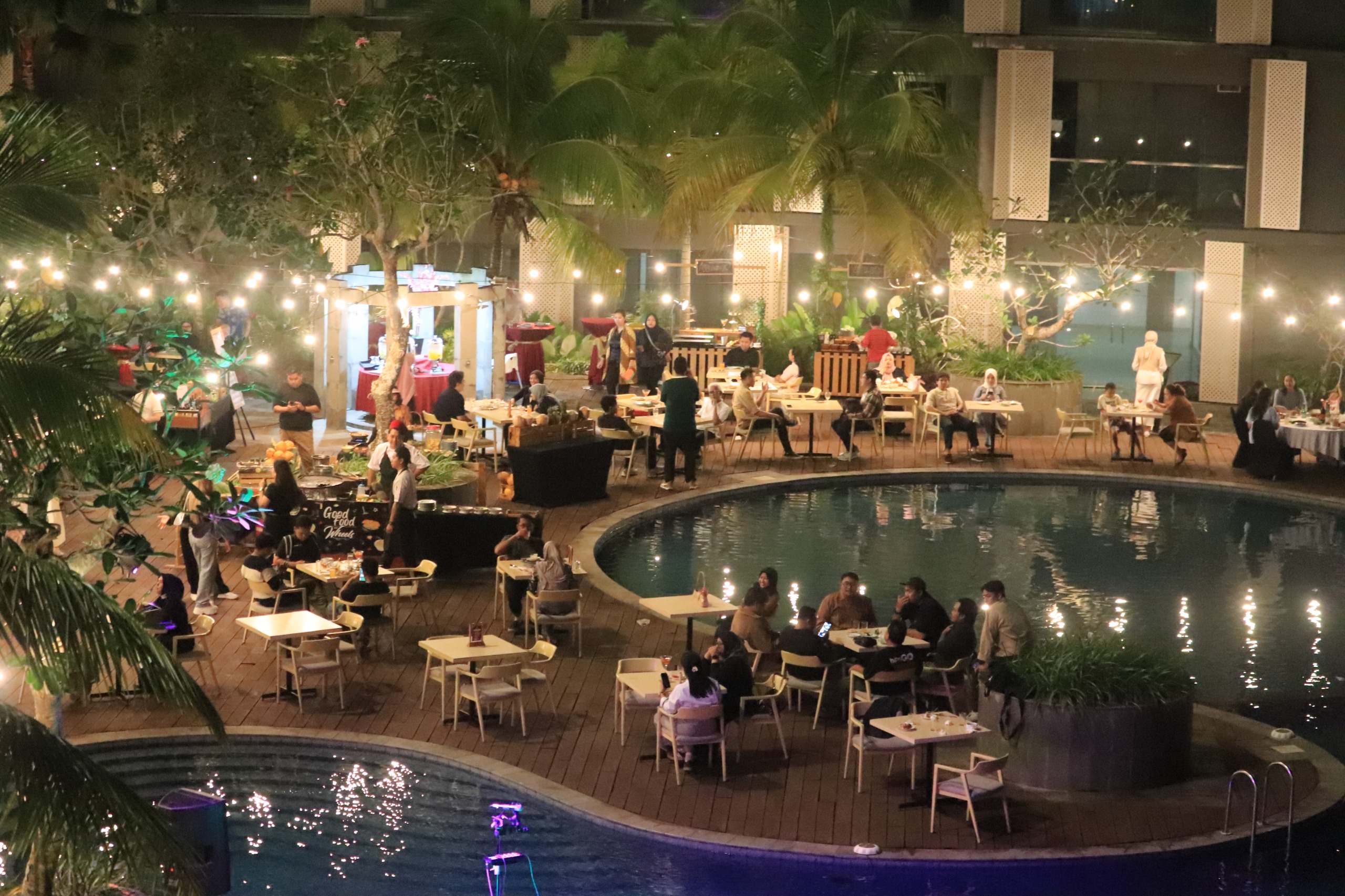 SIAP GOYANG LIDAH: Tidak hanya untuk tamu hotel, BBQ Dinner Beneath the Sky juga terbuka untuk umum. Dengan harga Rp 199.000 per orang untuk menikmati sajian sepuasnya.