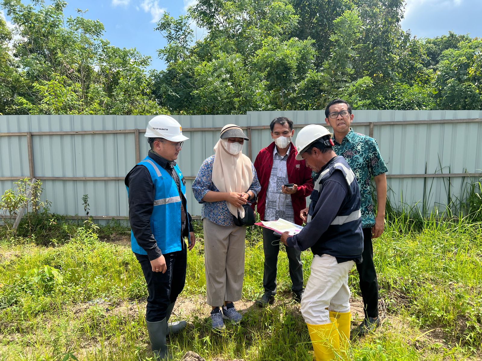 SINERGI DEMI ENERGI: Kolaborasi PLN dan BPN Bontang ditandai dengan peninjauan langsung lokasi proyek Saluran Udara Tegangan Tinggi (SUTT) 150 kV dan Gardu Induk (GI) 150 kV Bontang Lestari.