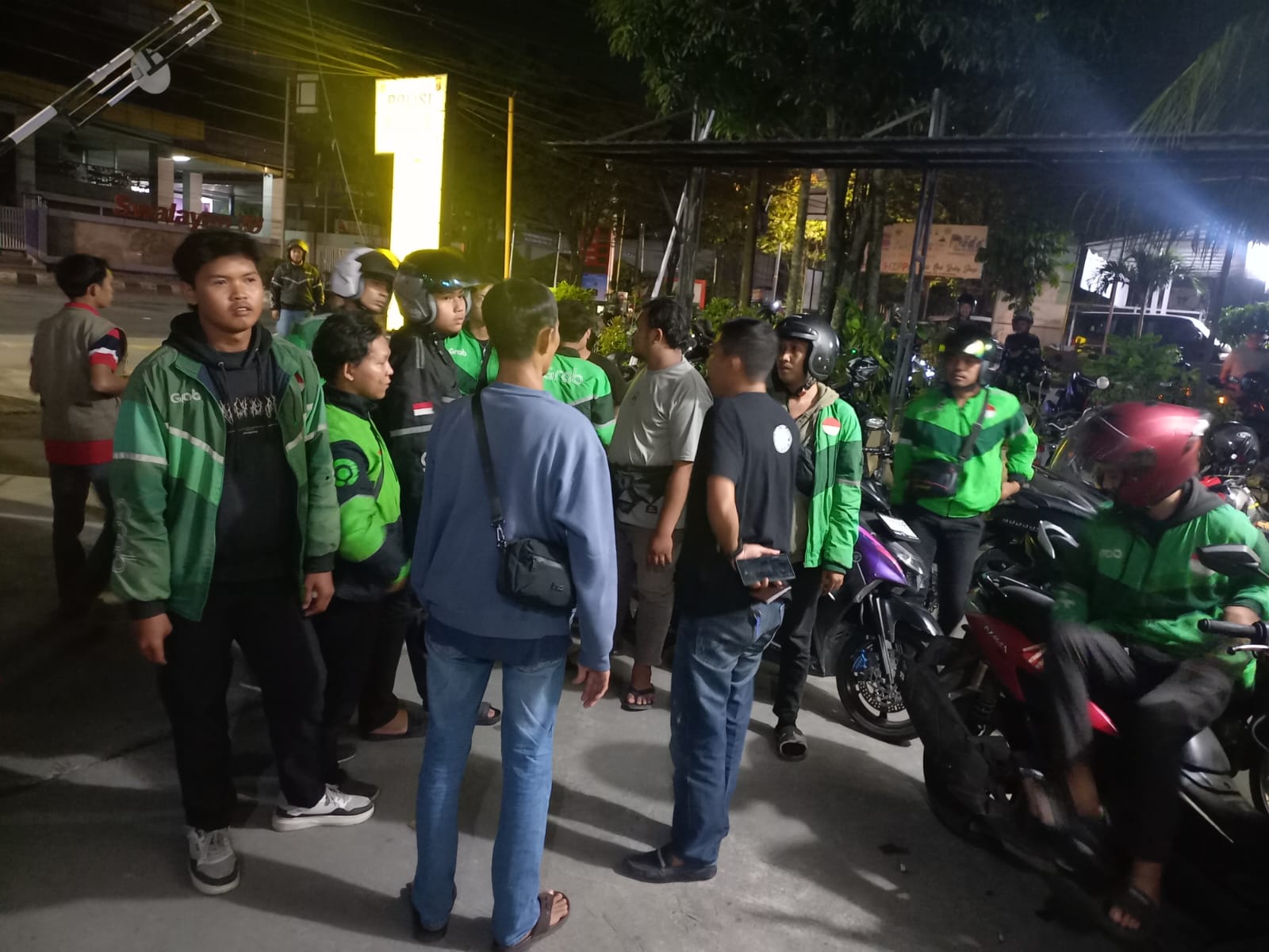 BUAT LAPORAN: Seorang driver ojek online (ojol) di Samarinda menjadi korban pemukulan oleh juru parkir (jukir) liar, dan membuat aduan di Polsek Samarinda Ulu. (EKO PRALISTIO/KP)