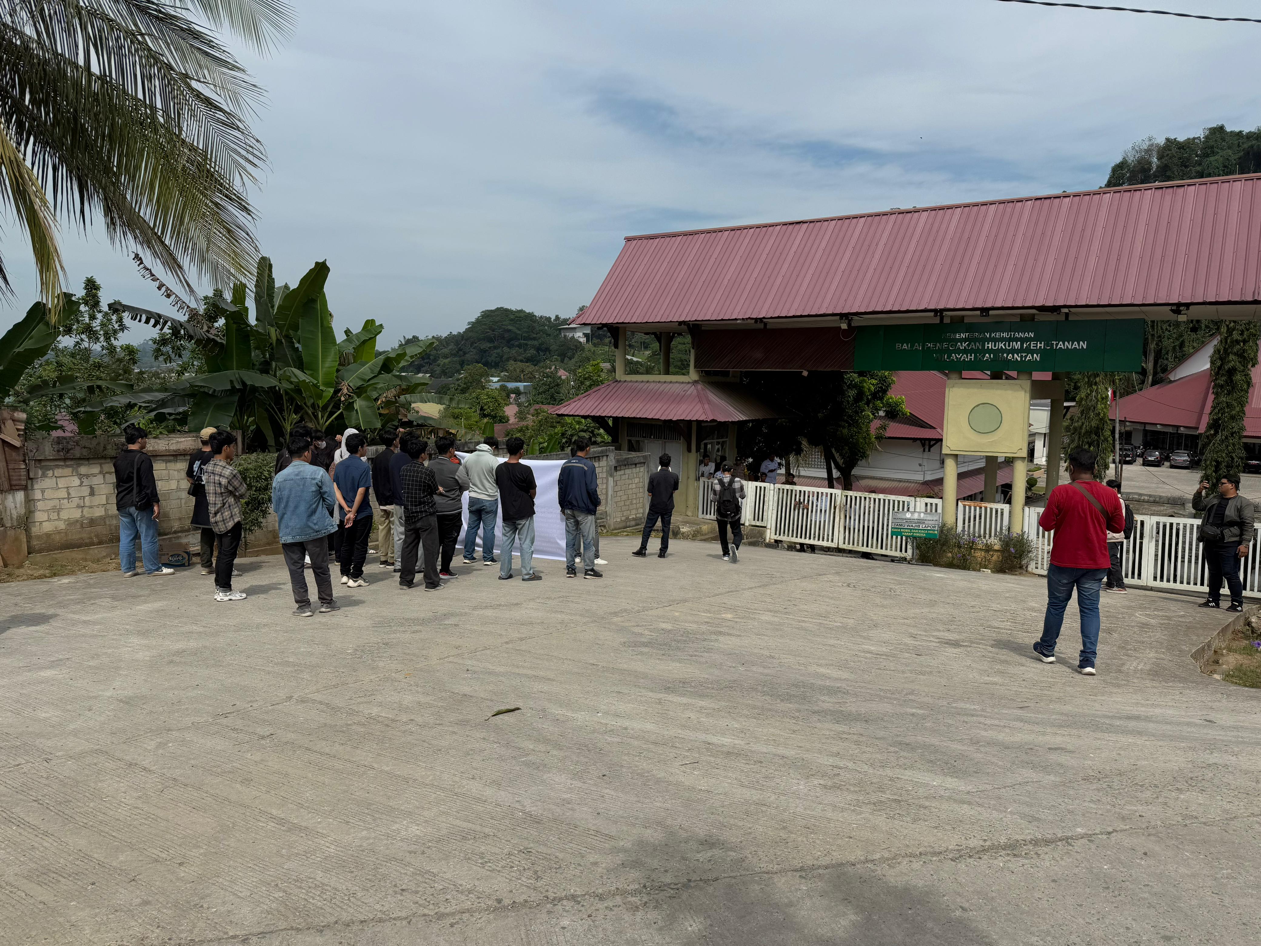 PERTANYAKAN: Sekelompok mahasiswa mempertanyakan kejelasan perkara yang ditangani Gakkumhut terkait perambahan hutan di KRUS.