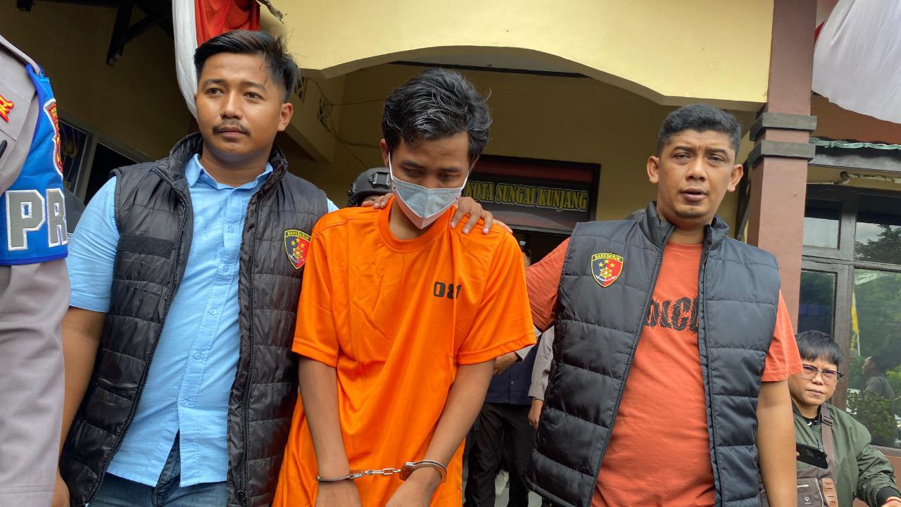 TERKUAK: Kapolresta Samarinda Kombes Pol Hendri Umar membeberkan kasus penganiayaan ayah kandung terhadap dua anaknya hingga meninggal dunia. (Rama Sihotang/KP)