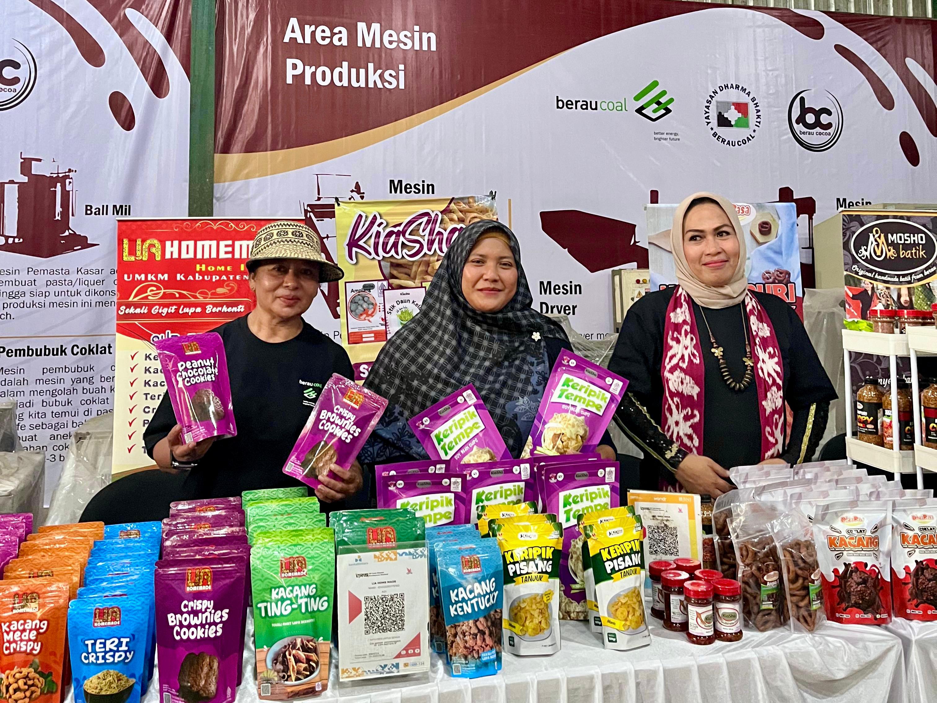 SERIUSI: Evi (tengah) mulai serius kembangkan usaha saat pandemi. Produksi rutin dua jenis keripik dan juga terima orderan dalam jumlah besar.