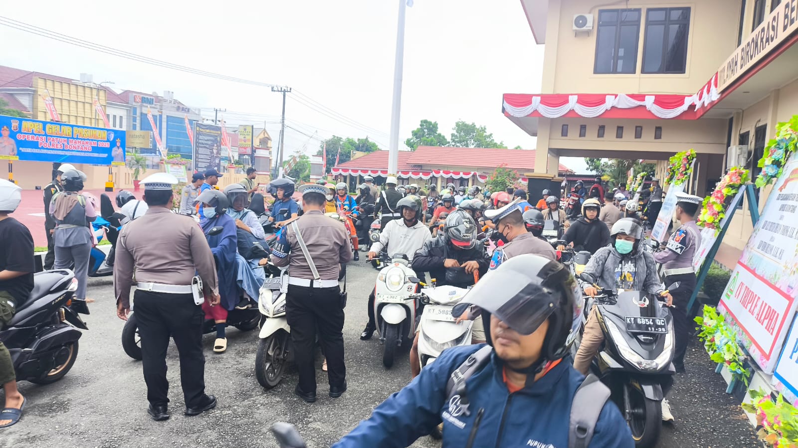 Pengemudi kendaraan diberhentikan saat operasi patuh Mahakam untuk menekan angka pelanggaran saat berlalu-lintas.