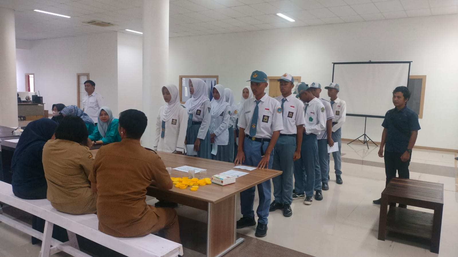 Anggota Paskibraka PPU saat mengikuti tes urine yang dilaksanakan Polres dan BNK PPU di Kantor Badan Kesbangpol PPU.