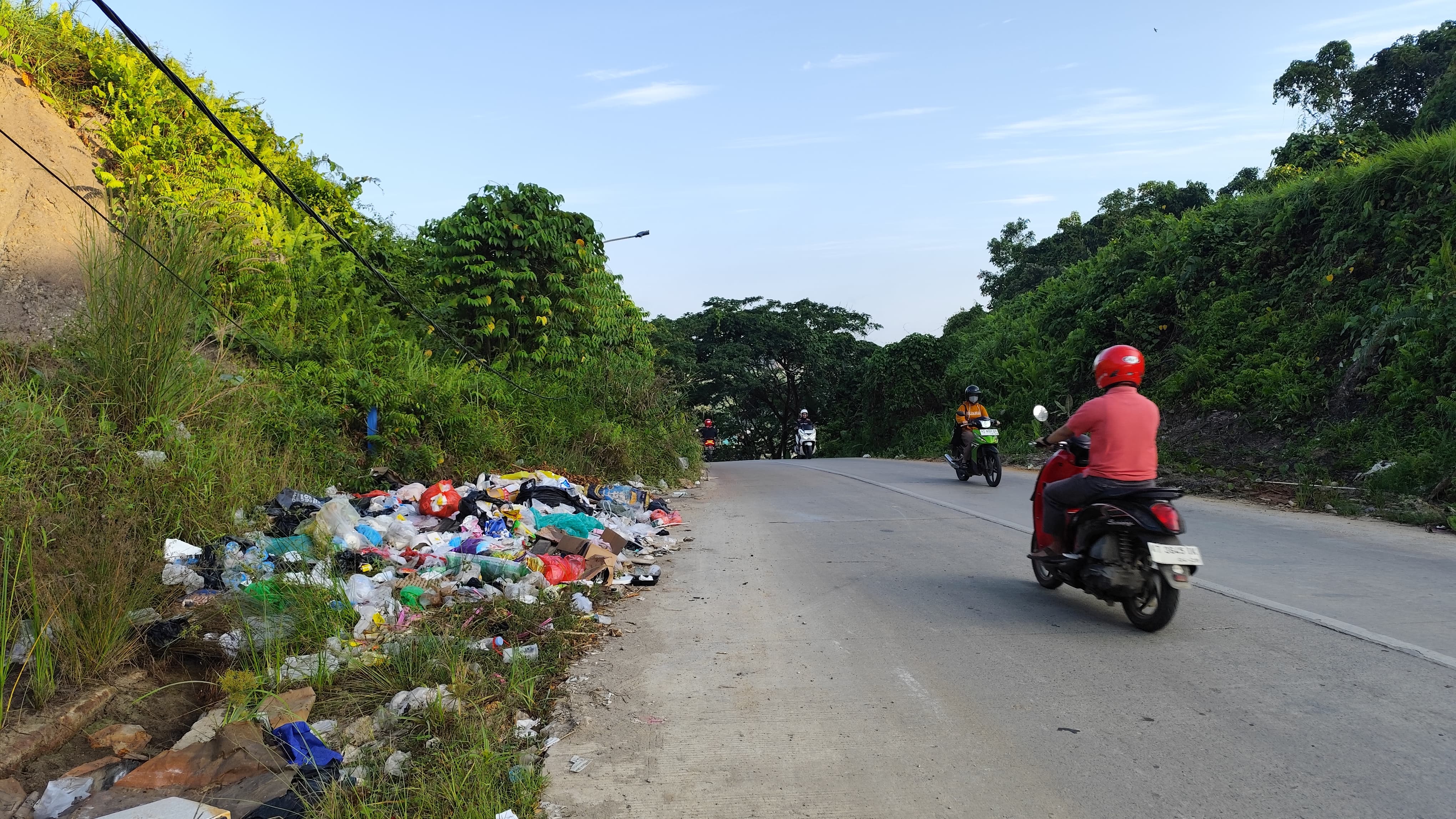 JADI KUMUH: Beberapa titik TPS liar muncul di Jalan Anang Hasyim Kelurahan Air Hitam Kecamatan Samarinda Ulu, Selasa (29/7).