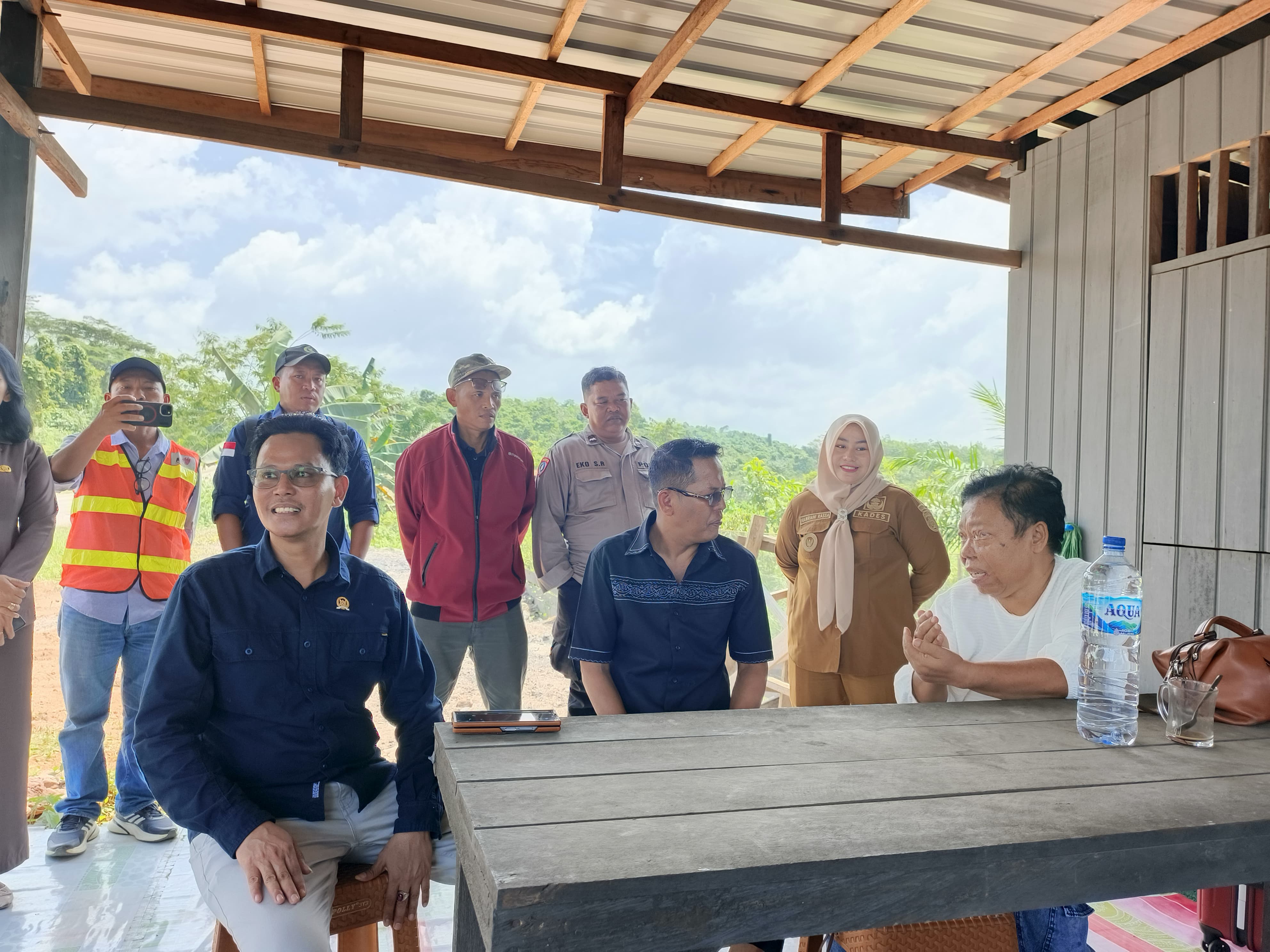 Ketua Komisi C DPRD Kutim, Ardiansyah (kiri depan) saat melakukan kunjungan kerja lapangan di Dusun Bukit Kayangan, RT 28 Desa Singa Gembara, Kecamatan Sangatta Utara, Selasa (29/7).