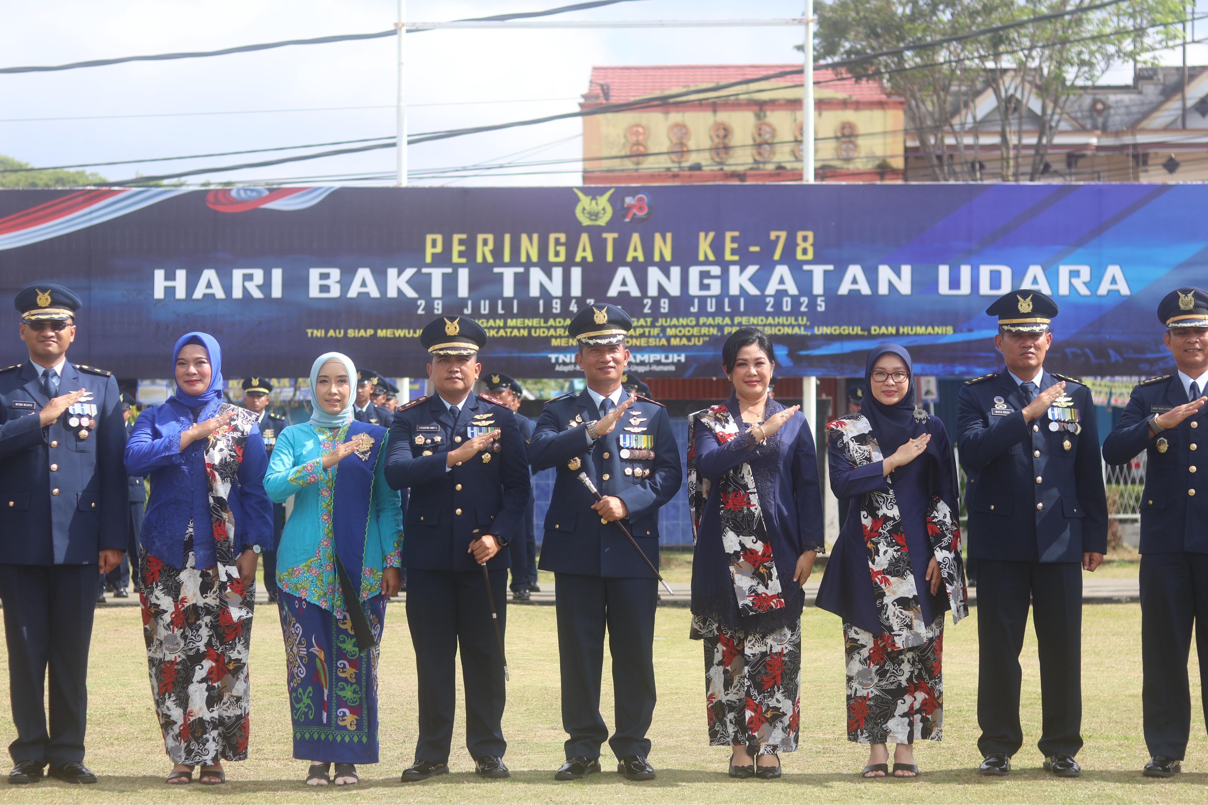 PENUH MAKNA: Personel Lanud Dhomber menggelar upacara peringatan Hari Bakti ke-78.