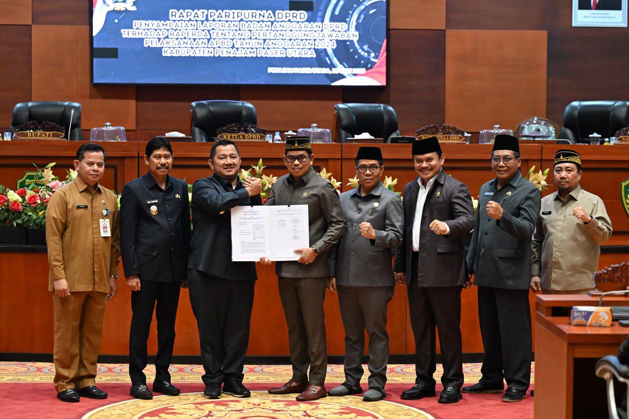 Raup Muin (keempat kiri) menyerahkan dokumen laporan Banggar DPRD terkait Raperda Pertanggungjawaban Pelaksanaan APBD Tahun Anggaran 2024 kepada Bupati PPU Mudyat Noor.
