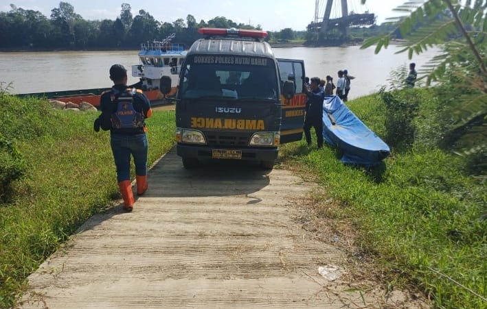 EVAKUASI: Petugas saat evakuasi penemuan jenazah di kawasan Jetty milik PT TCM.
