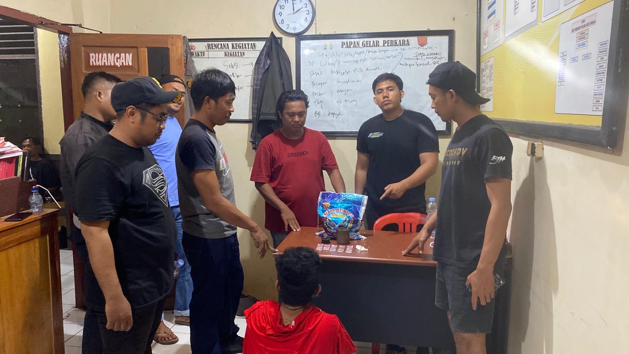 Polisi meringkus seorang pria asal Kalteng (kaus merah, duduk) di Kecamatan Batu Engau karena menyimpan narkotika.