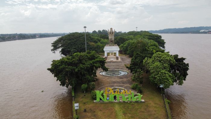 Pulau Kumala di Tenggarong, terlihat dari udara, dikelilingi Sungai Mahakam yang menyimpan potensi besar untuk pengembangan arena golf dan pusat rekreasi.
