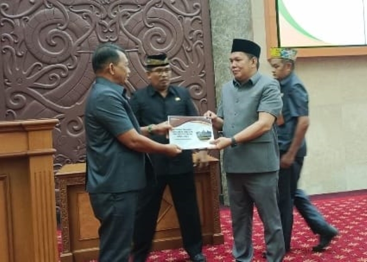 NOTA PENGANTAR: Wakil Bupati Kutai Barat, Nanang Adriani(kiri) saat menyerahkan Nota Pengantar ke DPRD Kubar secara simbolis.