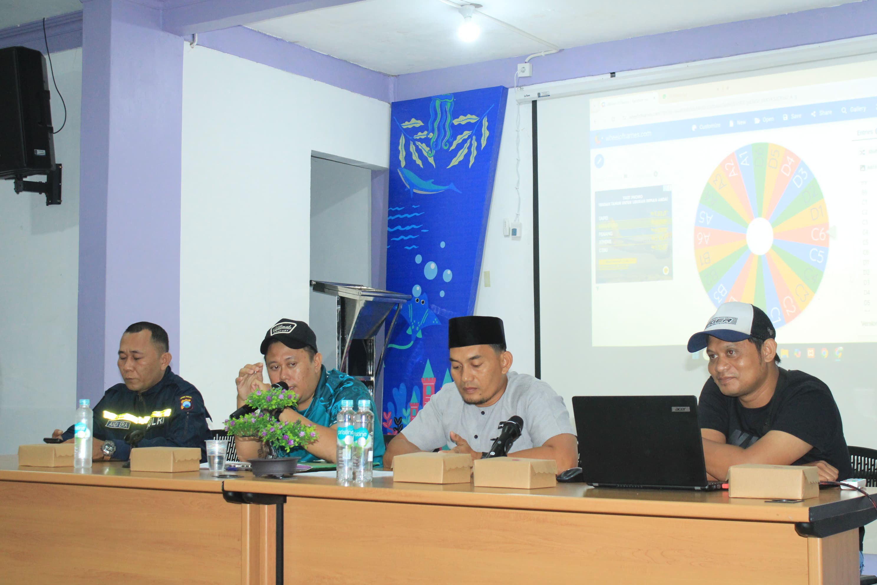 BAHAS BERSAMA: Ikatan Pemuda Tanjung Laut Indah dan kelurahan bakal mengadakan turnamen mini soccer untuk tiap RT dalam rangka HUT ke-80 RI.