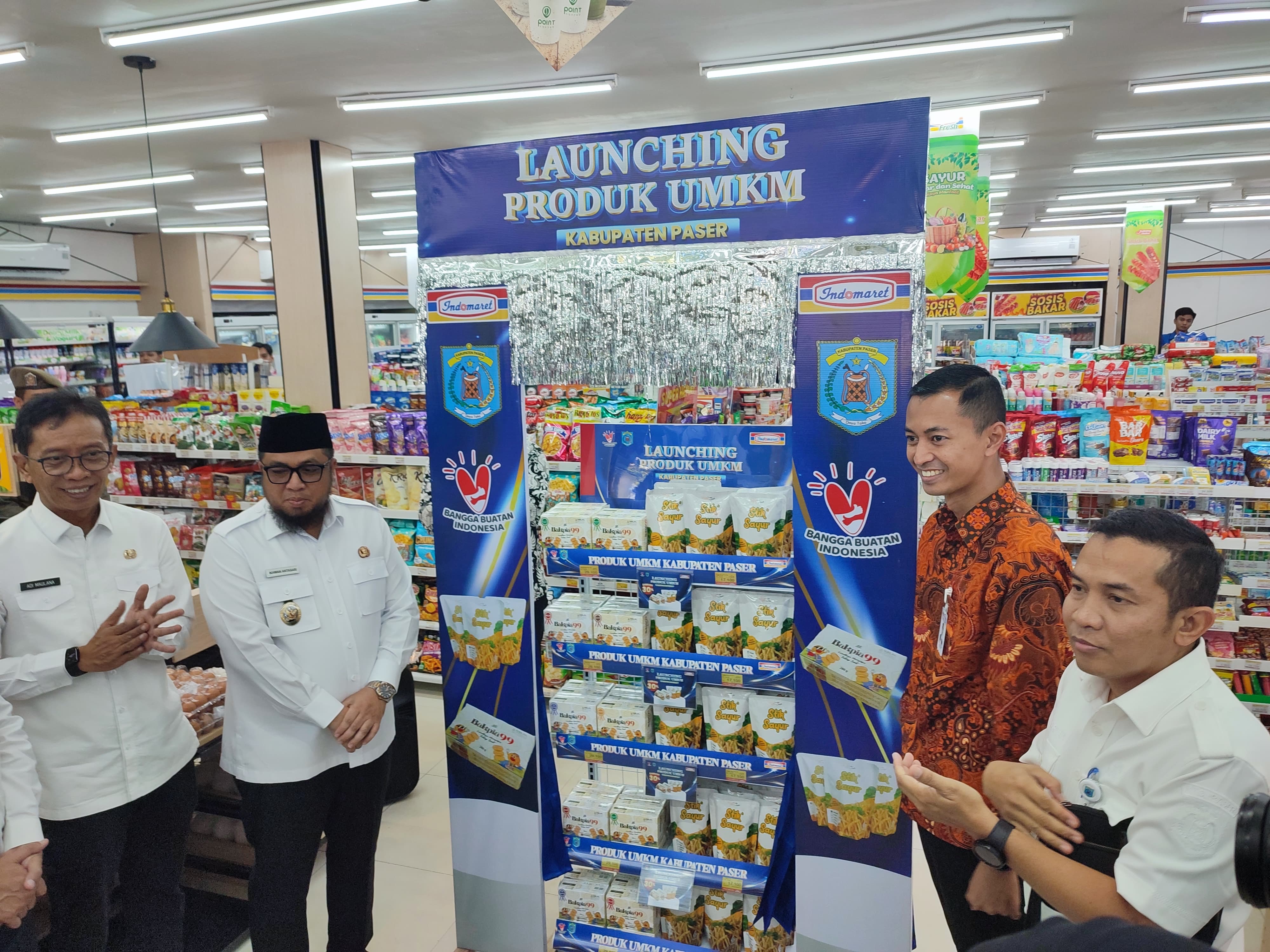 Wakil Bupati Paser Ikhwan Antasari meresmikan outlet UMKM lokal Paser di Indomaret, Rabu (30/7/2025).