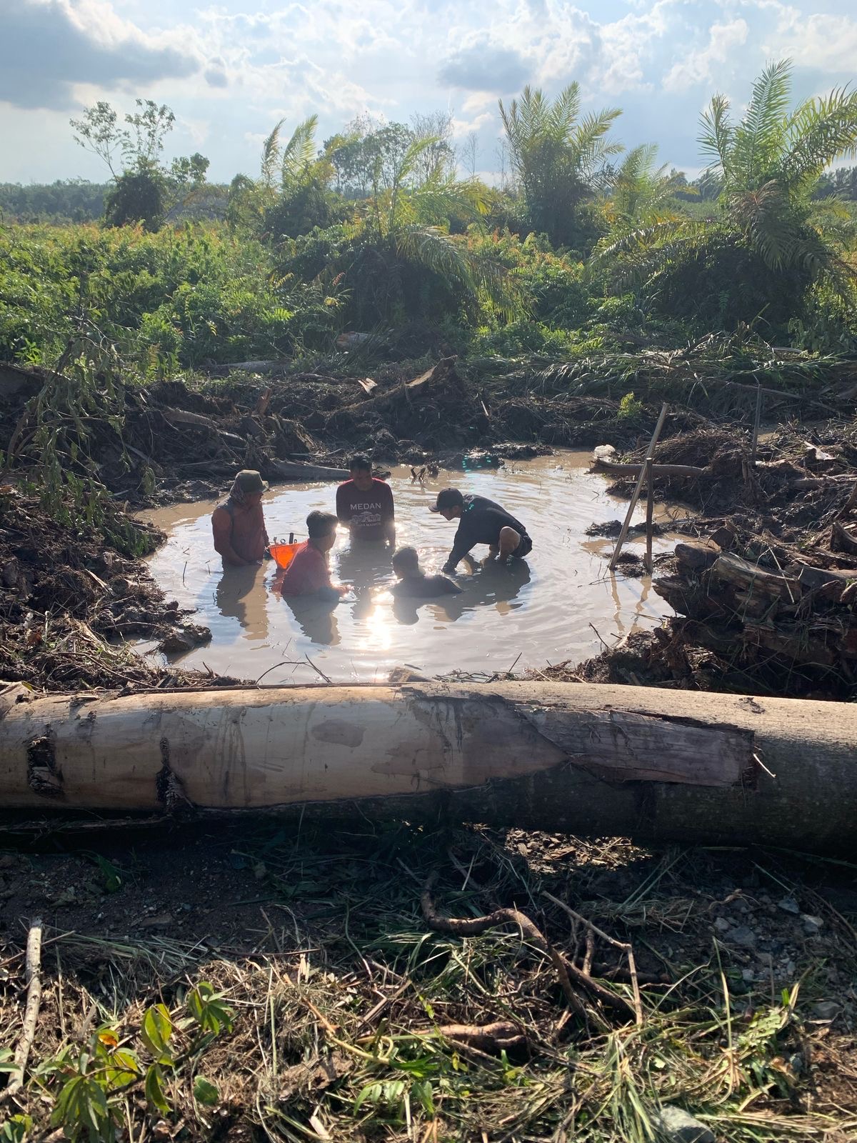 PERBAIKAN: Petugas Perumdam Tirta Kandilo saat melakukan perbaikan pipa yang rusak.