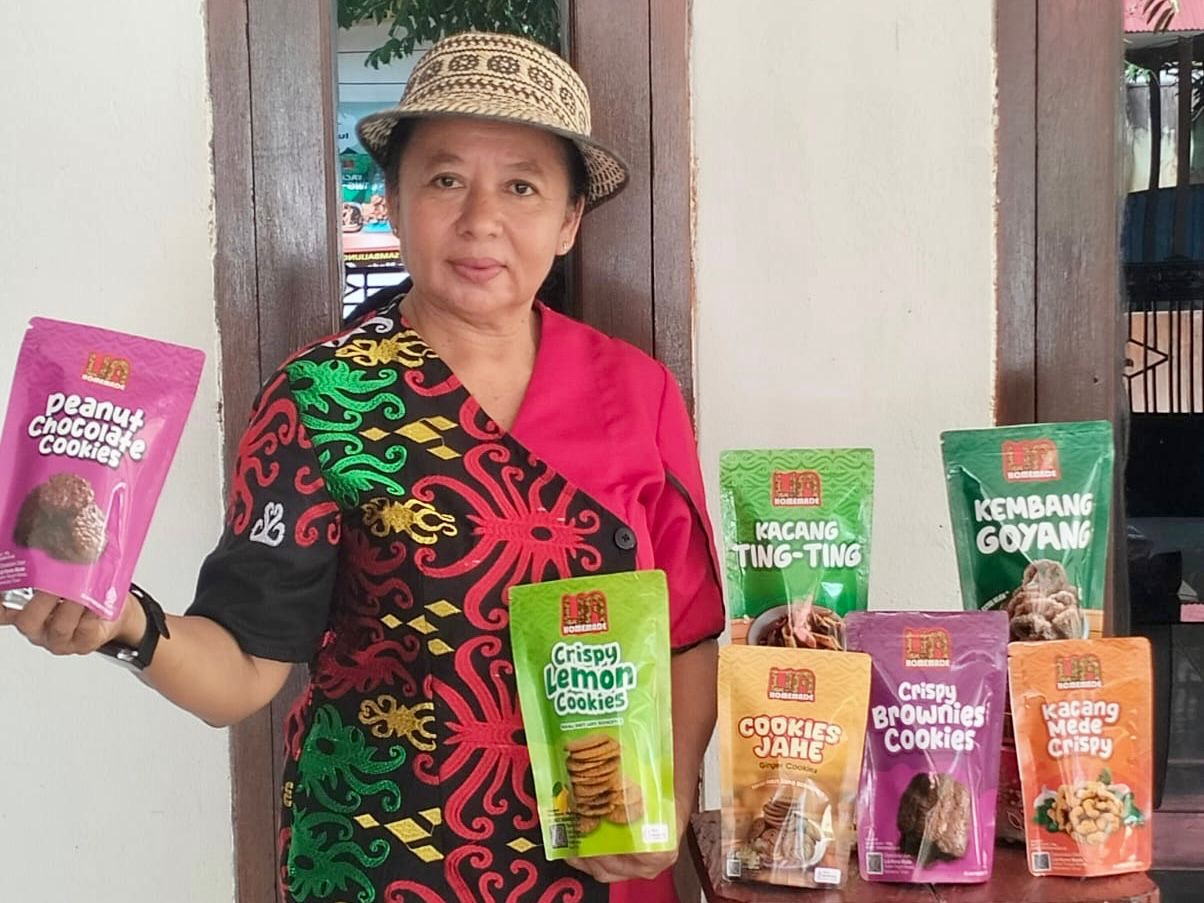 PRODUKTIF: Di sela waktu mengajar, Lia tetap produktif dengan berbagai produk olahannya. Memberdayakan masyarakat sekitar dan kemandirian ekonomi lokal.