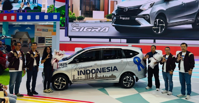 Daihatsu pamerkan New Sigra dengan tampilan sporty varian tertinggi di GIIAS 2025. Pengunjung ramai kunjungi booth untuk melihat langsung model terbaru.