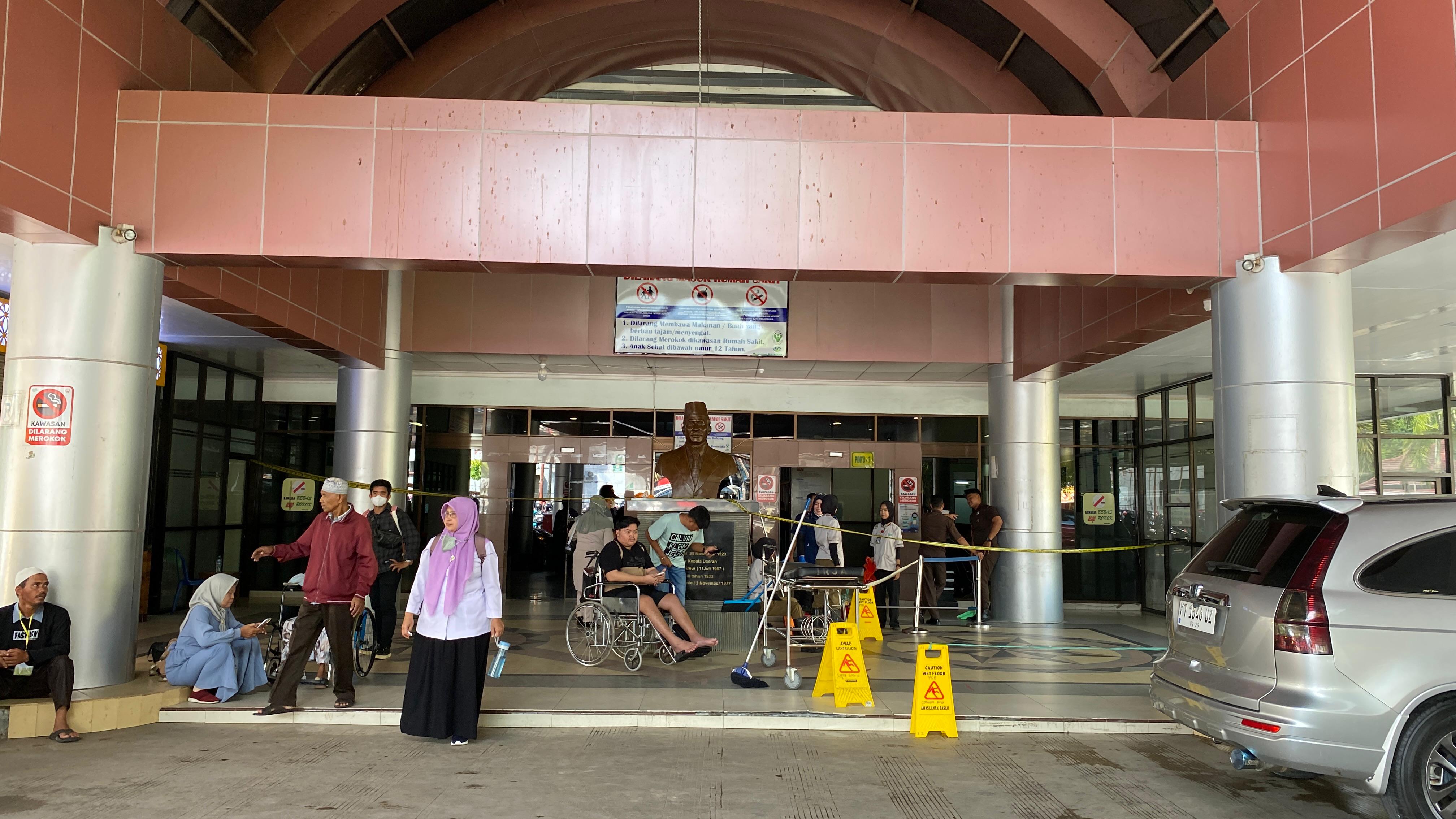MUSIBAH: Kebakaran terjadi di Rumah Sakit Umum Daerah (RSUD) Abdul Wahab Sjahranie (AWS) Samarinda, Rabu (30/7) dini hari, tidak mengganggu pelayanan. (RAMA SIHOTANG/KP)