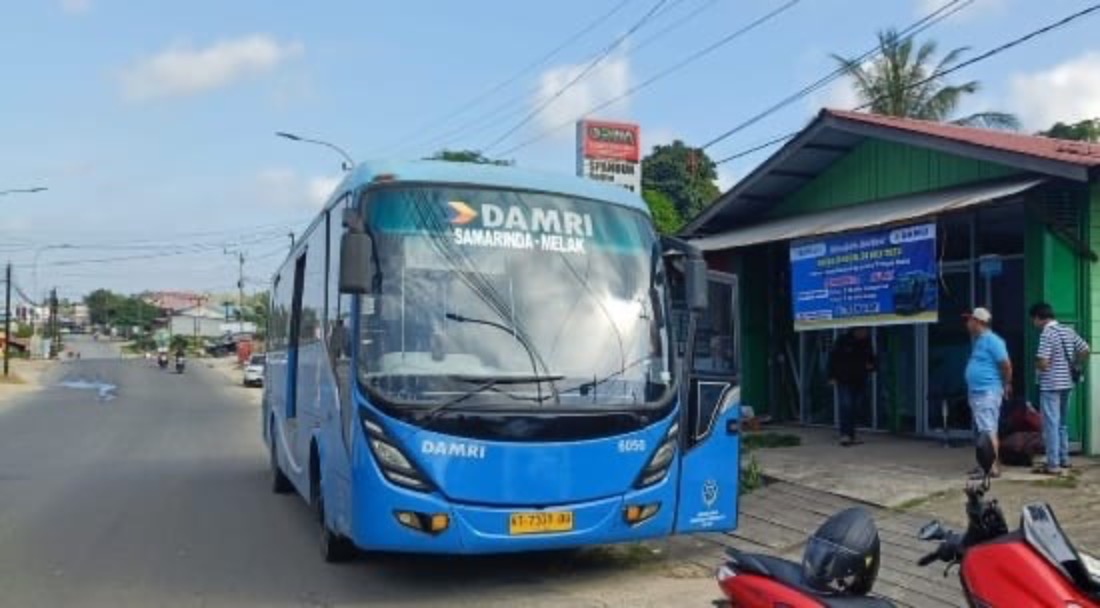 Keberangkatan perdana bus DAMRI dari Melak menunju Samarinda.