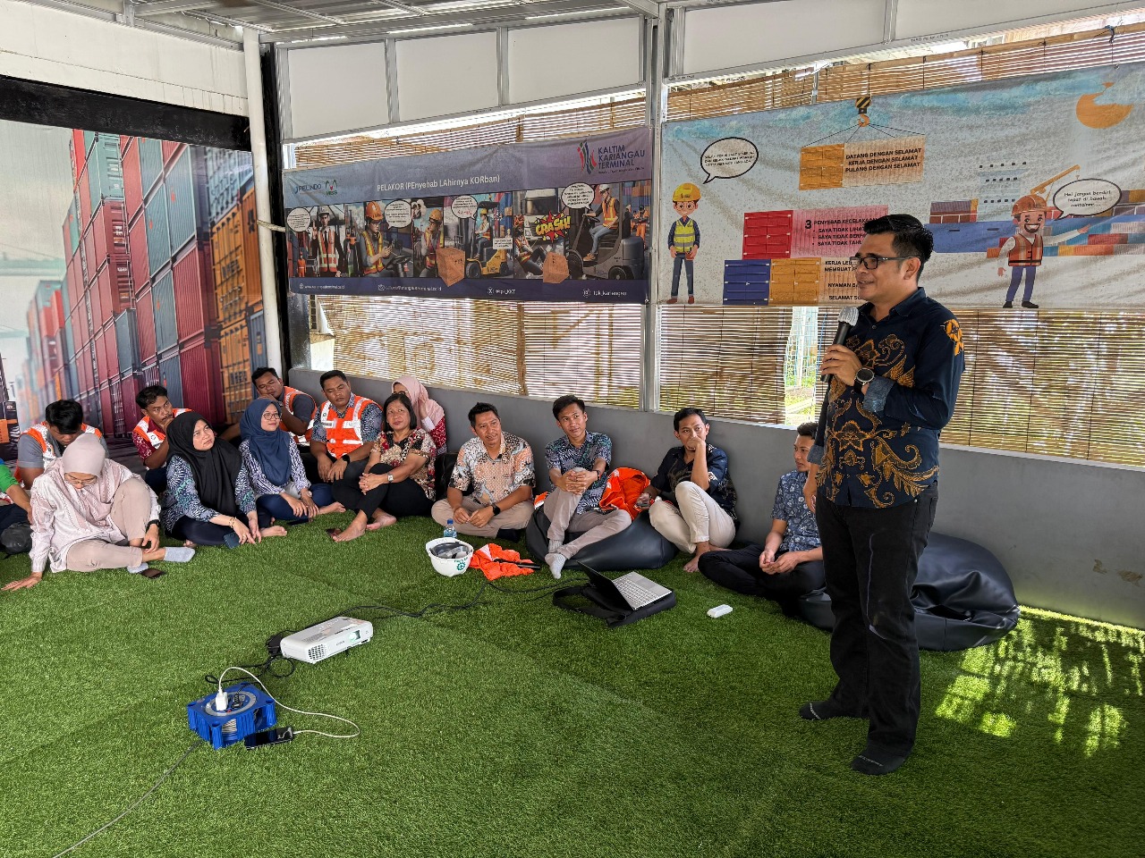 SAMAKAN PERSEPSI: Manager Keuangan dan Manajemen Risiko KKT Sadrah Sinuraya membuka Talk, Enhance, Understanding and Sharing Forum (TEUS Forum) Volume 7, Selasa (29/7).