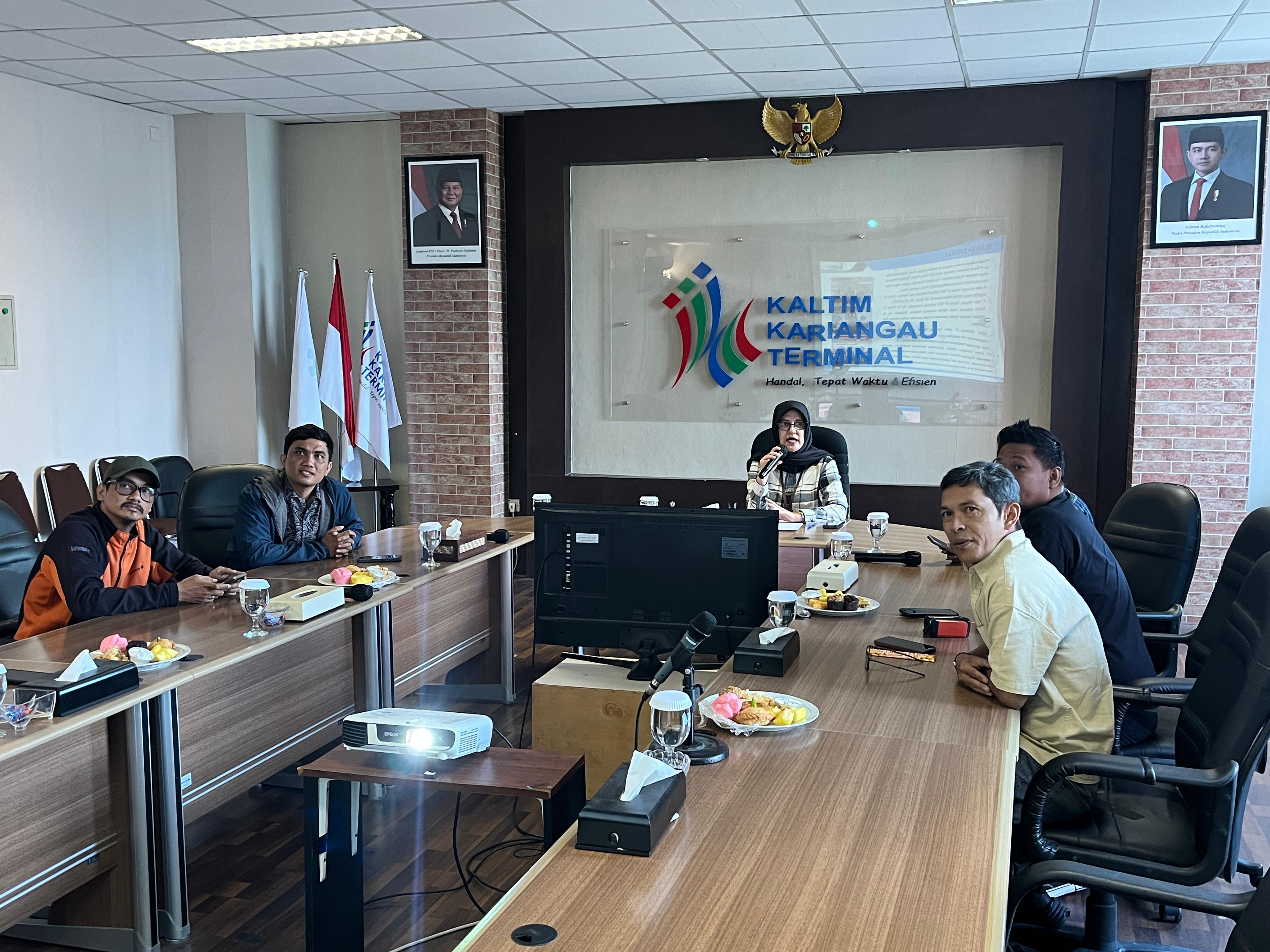 KINERJA OPERASIONAL: Direktur Utama KKT Enriany Muis memaparkan arus peti kemas yang mencapai 97.088 TEUs atau 82,8 persen dari target RKAP semester I, Rabu (30/7).