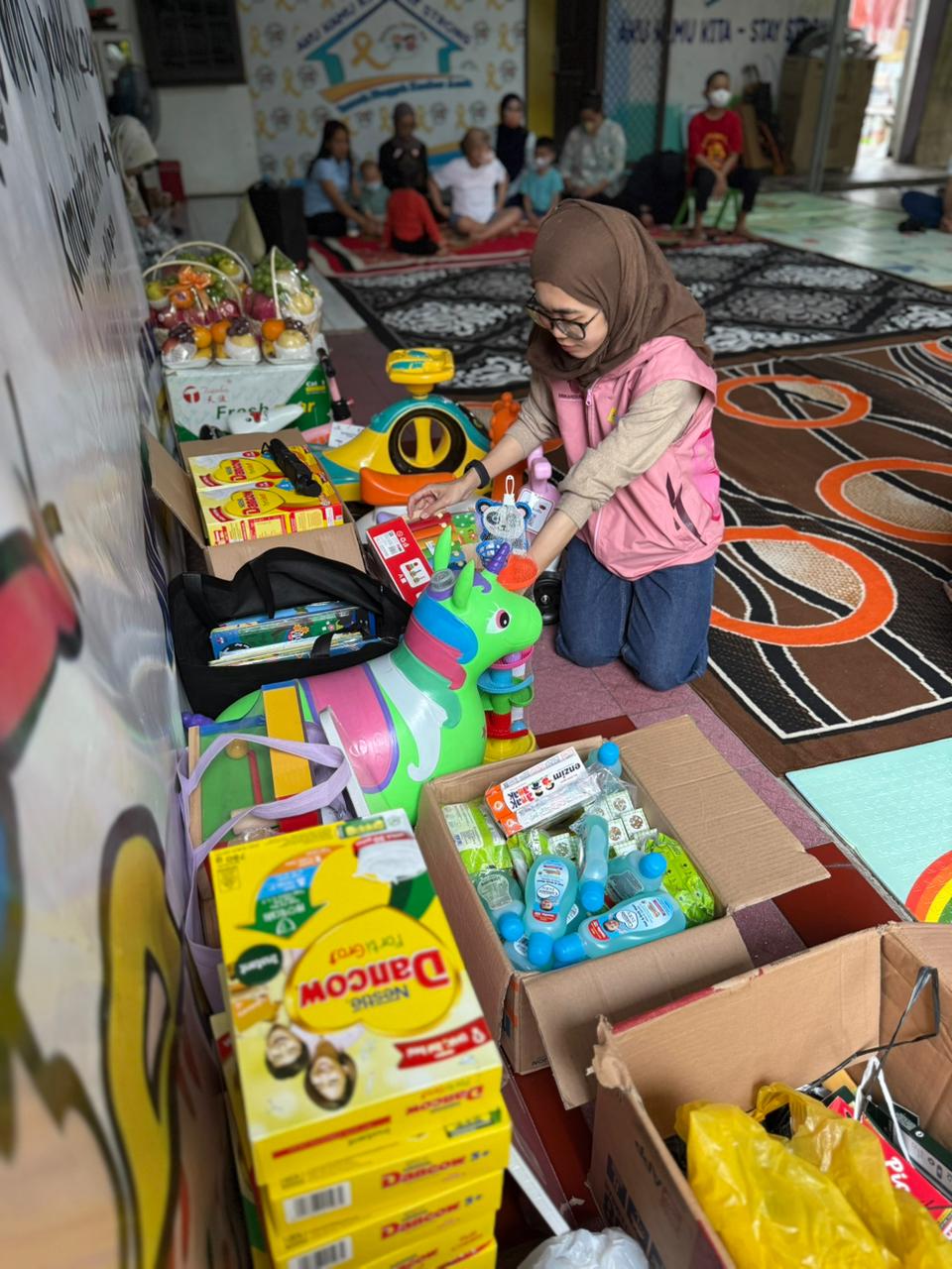 INDAHNYA BERBAGI: Paket bergizi, peralatan sekolah, buku bacaan hingga santunan disalurkan para Srikandi PLN UIP KLT saat bertanding ke Rumah Singgah Kanker Anak Balikpapan.