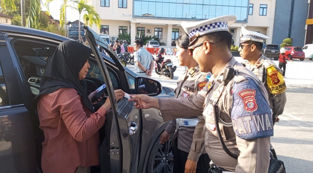 PERIKSA: Petugas memeriksa kelengkapan surat kendaraan saat operasi patuh digelar Satlantas Polresta Balikpapan.