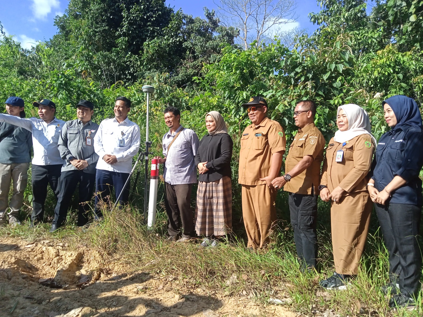 DITURUNKAN: Sebagian tim penataan wilayah dan penegasan batas wilayah delineasi IKN tingkat pusat yang diturunkan oleh pemerintah Indonesia ke lokasi IKN, PPU, Kukar.
