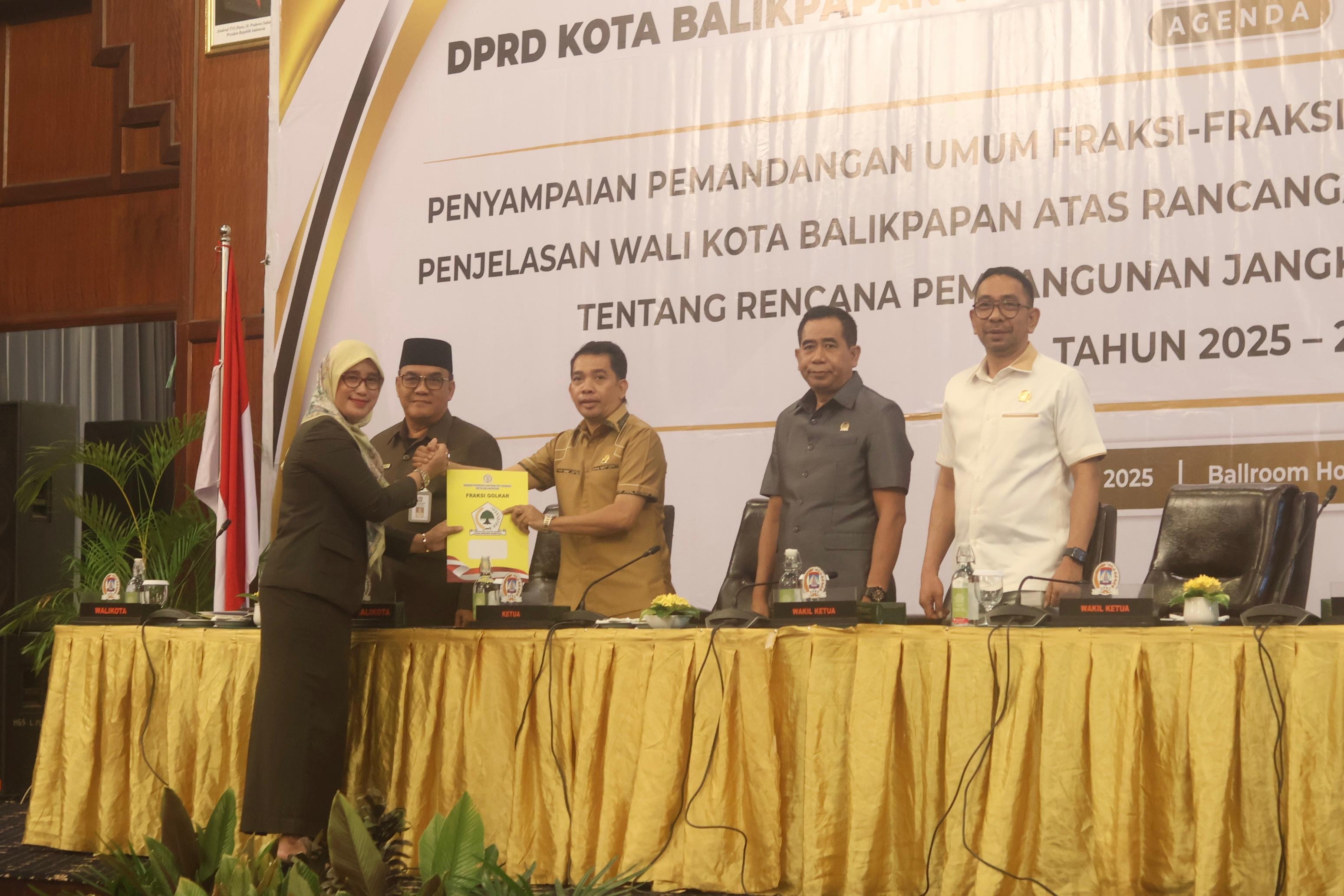 RESPONS: Fraksi-fraksi DPRD Balikpapan menyampaikan pemandangan umum terhadap nota penjelasan wali kota atas raperda RPJMD 2025-2029.
