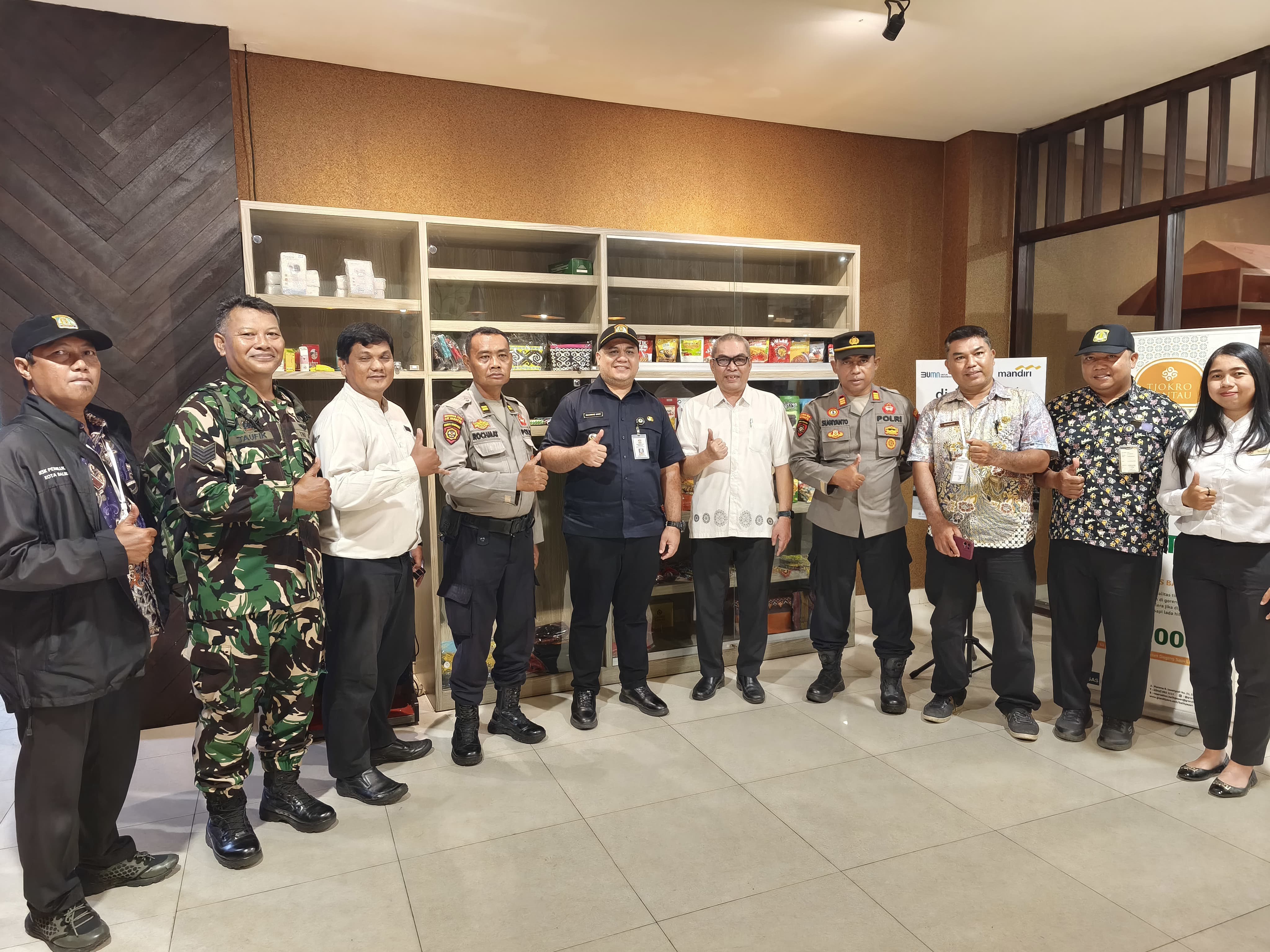 Rombongan Camat Balikpapan Selatan Muhammad Hakim (tengah) disambut GM Grand Tjokro Hotel Balikpapan Sutan (lima kanan).