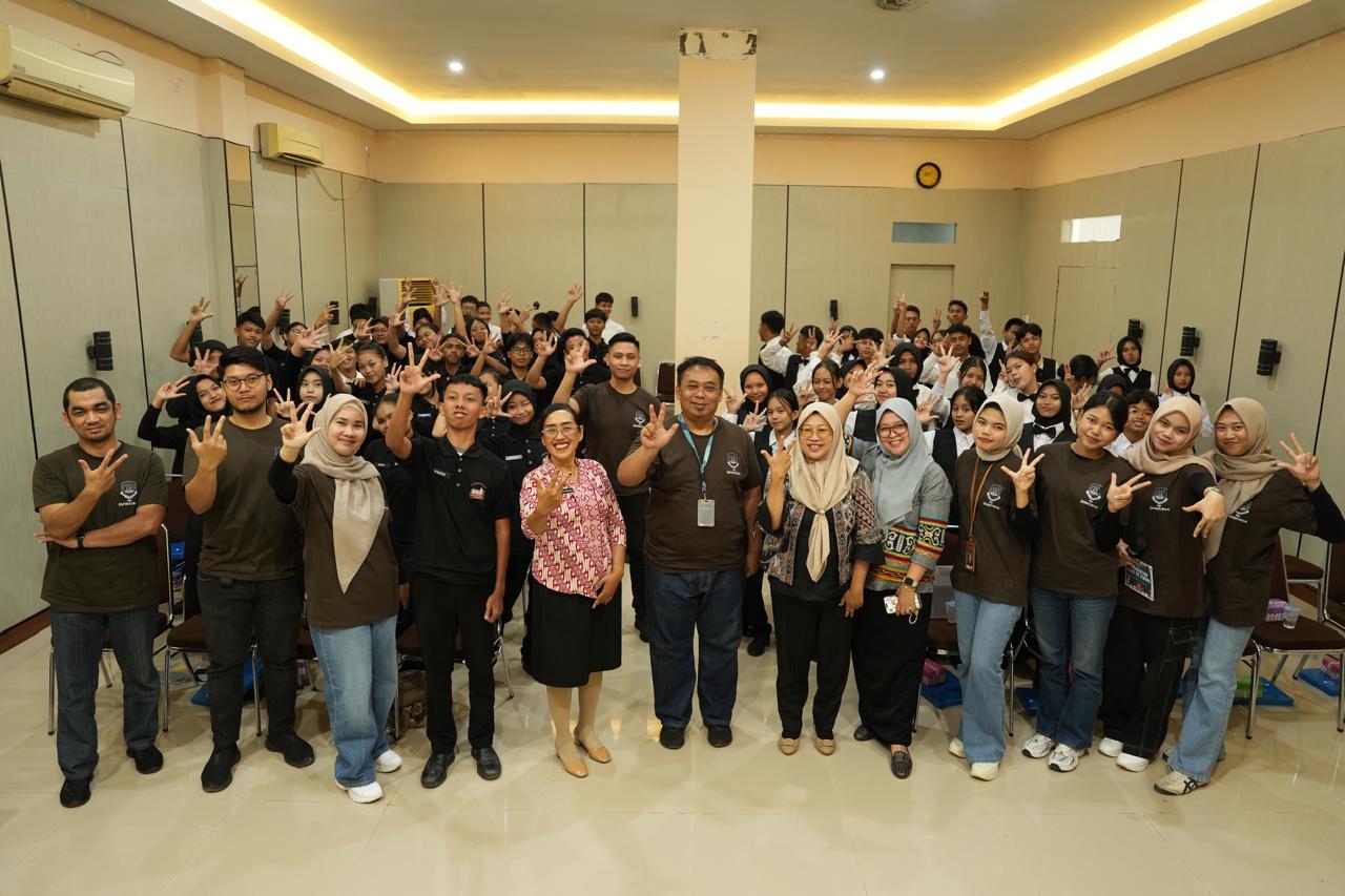 Kantor Imigrasi Kelas I TPI Samarinda gelar &ldquo;Immigration Goes to School&rdquo; di SMKN 3 Samarinda.