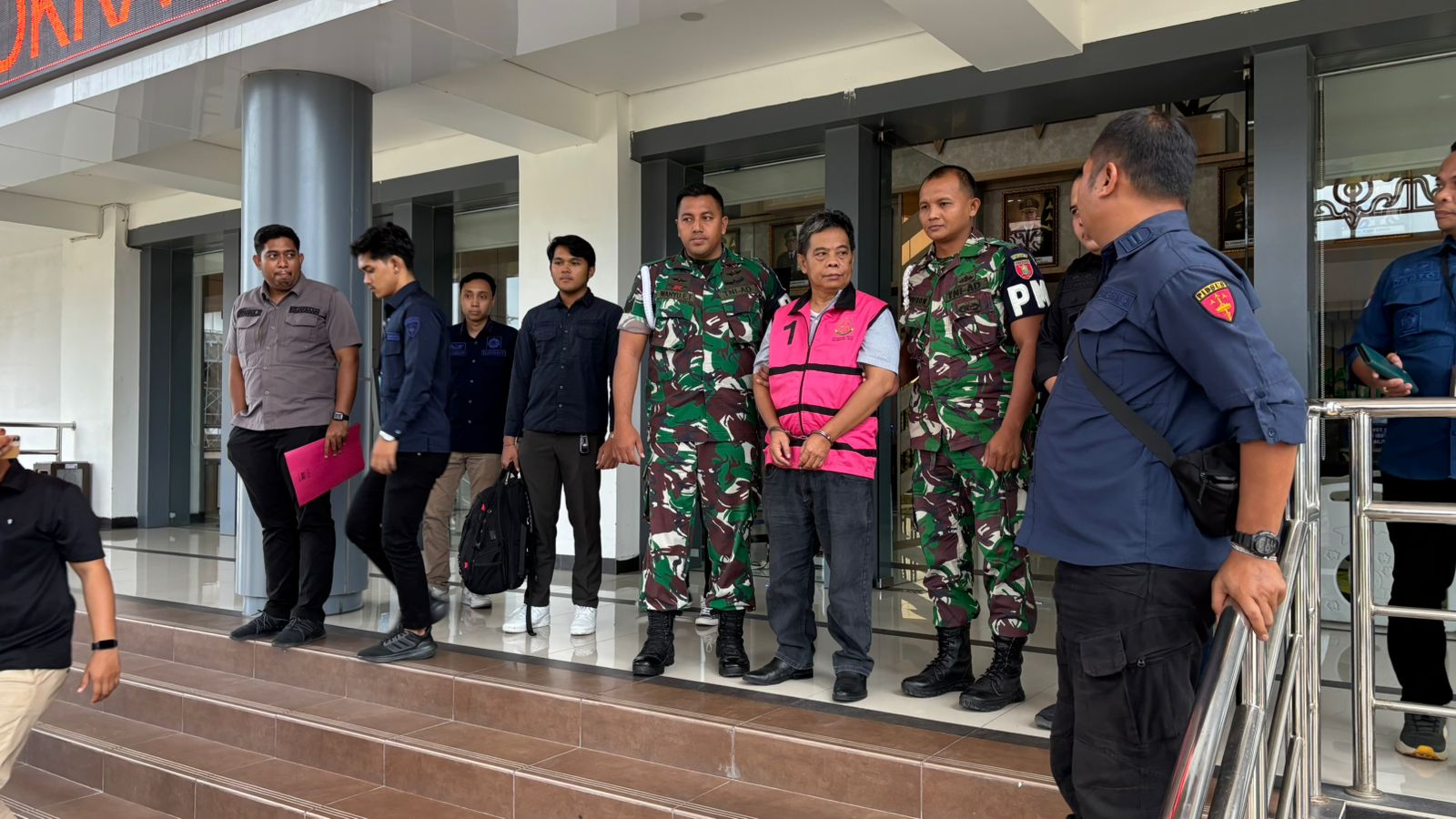Kejati Kaltim menahan satu tersangka berinisial MSN dalam kasus likuidasi aset PT Kutai Timur Energi di PT Astiku Sakti, Kamis, (31/7/2025).
