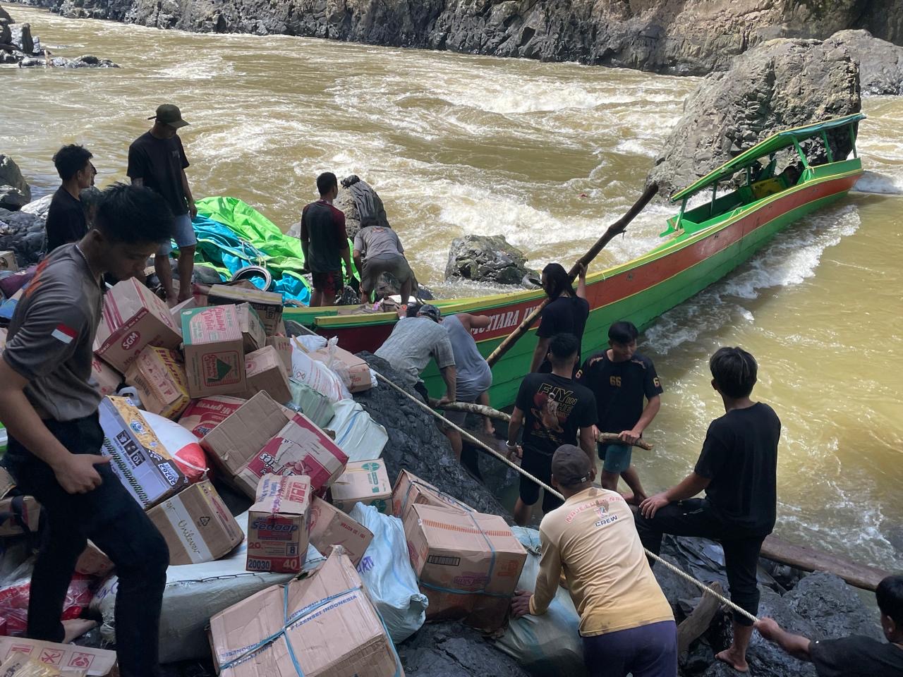 Kondisi longboat karam di riam huluq ketika mengangkut sembako ke Kecamatan Long Apari.