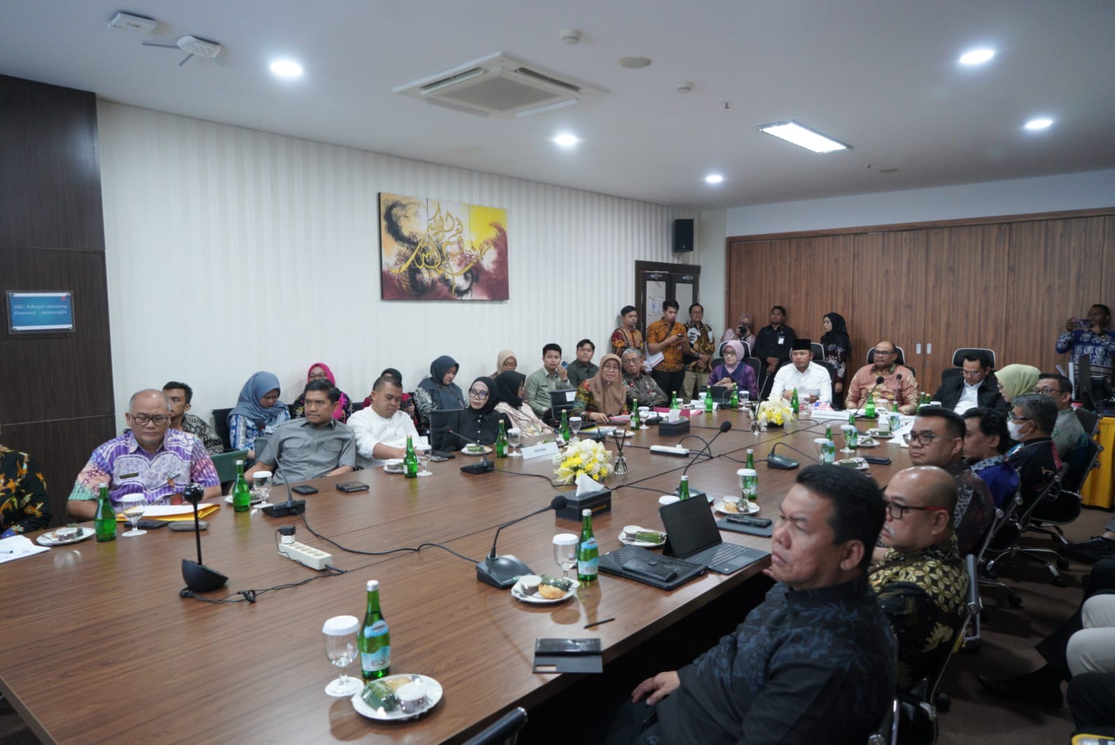 Pemkot dan DPRD Bontang menghadiri proses mediasi yang dilakukan Pemprov Kaltim terkait polemik tapal batas Kampung Sidrap.