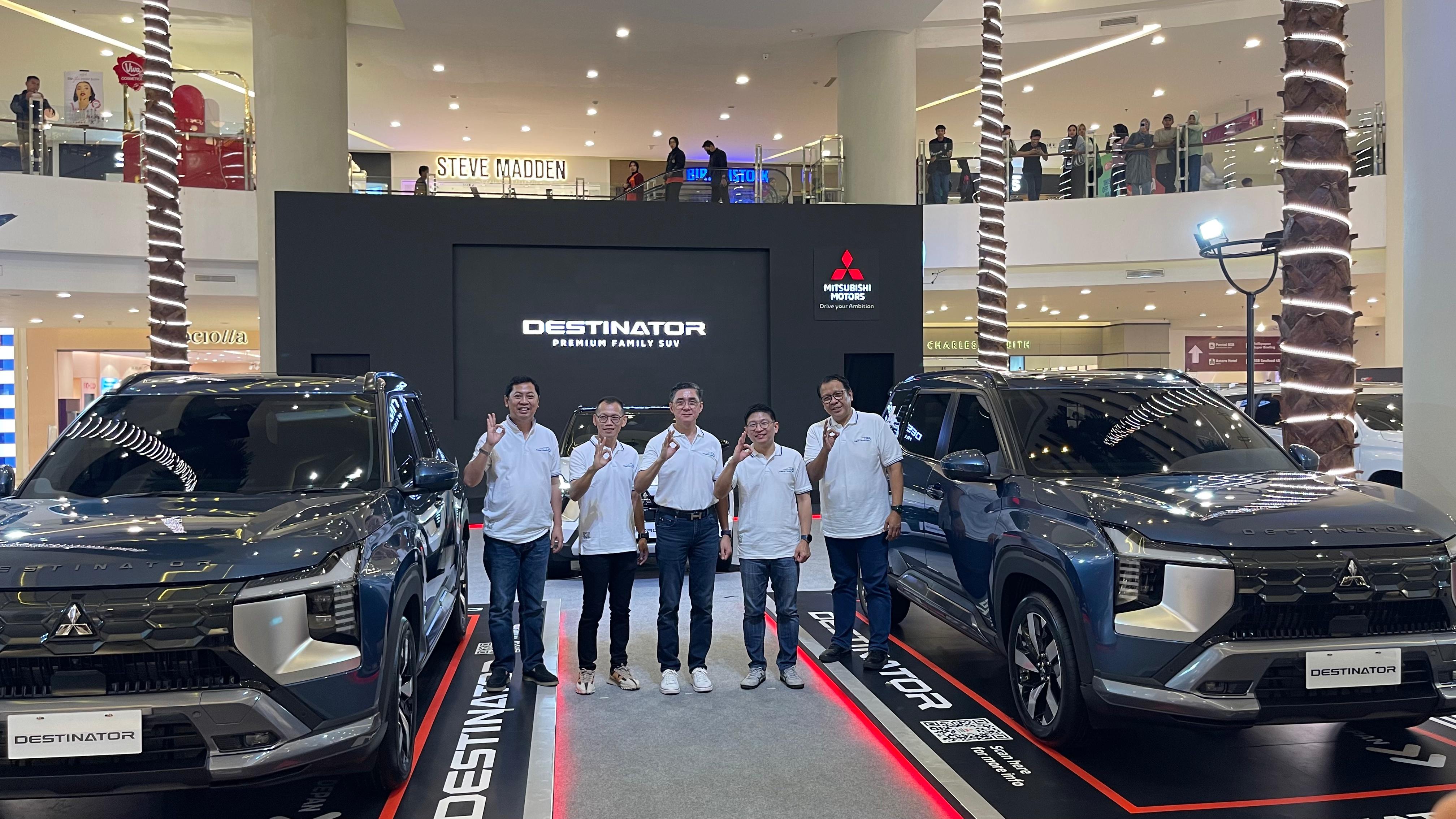 KOMPAK: Sub Division Head of Sales & Marketing Division PT MMKSI Amiruddin (kiri) bersama perwakilan diler area Balikpapan saat peluncuran Mitsubishi Destinator di Mal Pentacity, Jumat (1/8)