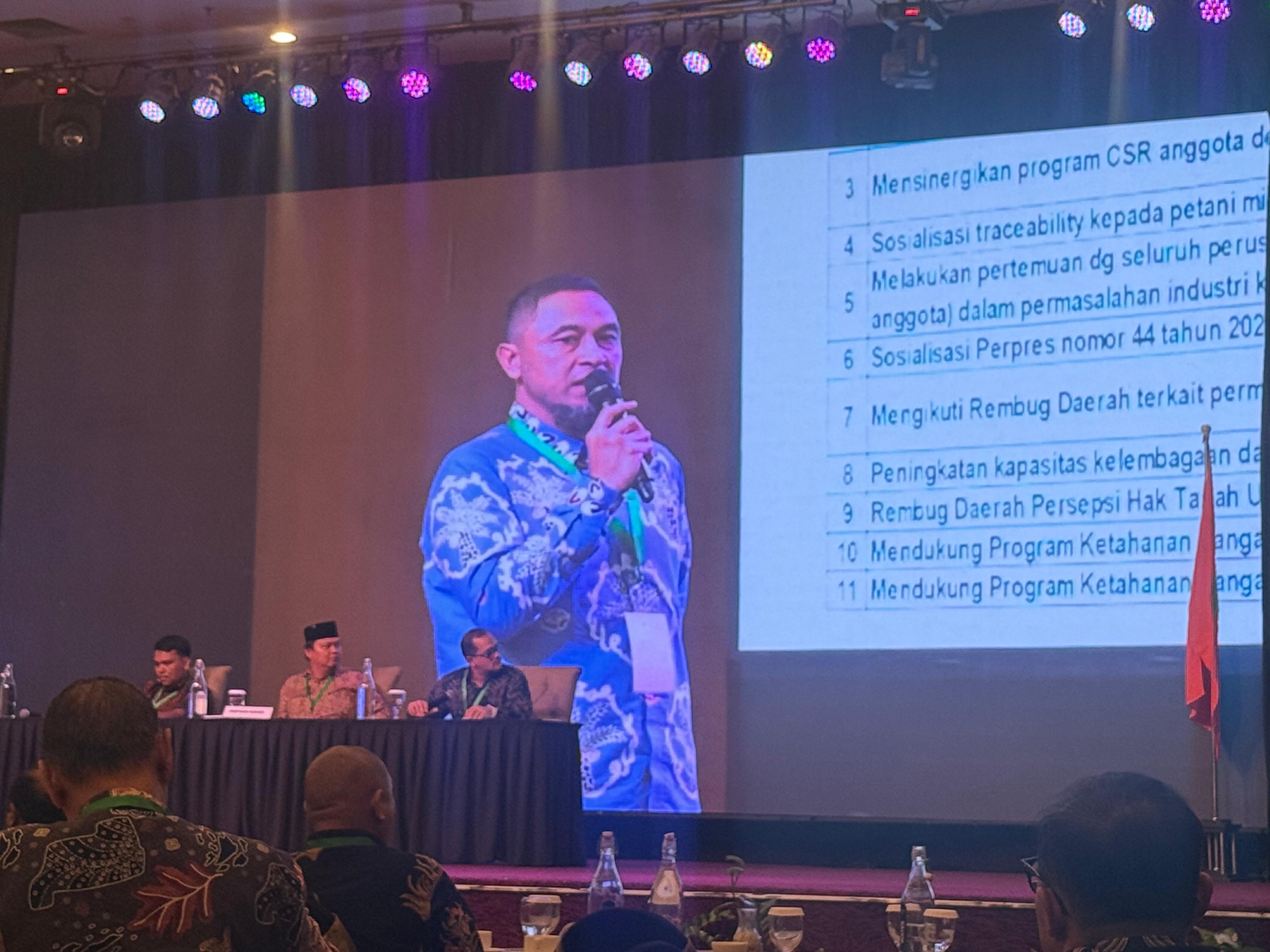 ARAH KERJA: Ketua GAPKI Kaltim Rachmat Perdana Angga saat memaparkan evaluasi kinerja 2024-2025 serta program periode selanjutnya.