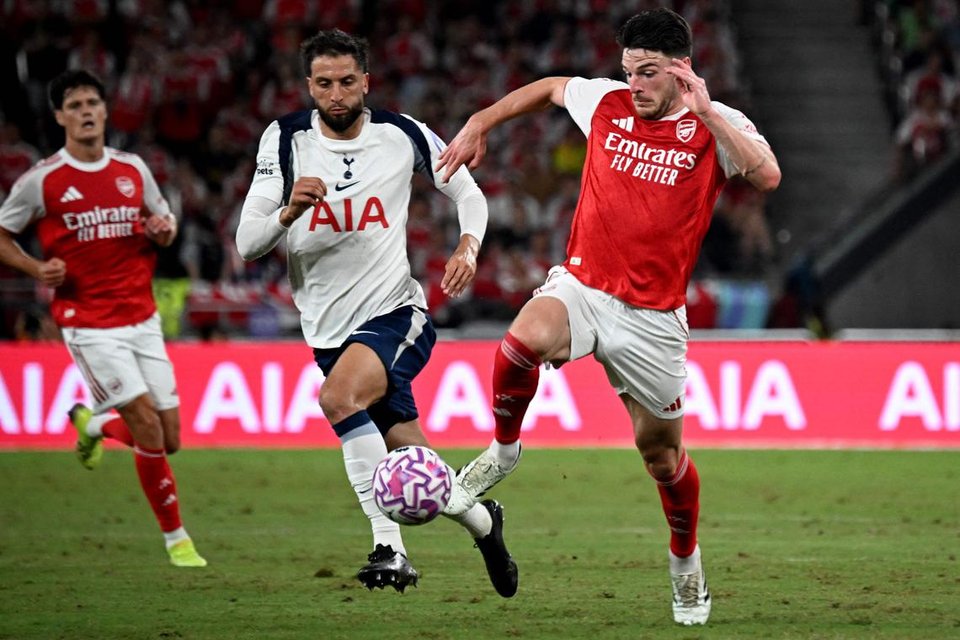Declan Rice dan Rodrigo Bentacur berebut bola dalam derby London Utara yang digelar di Hong Kong.