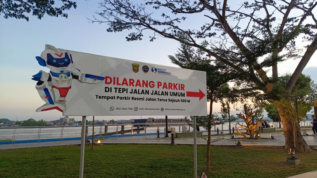 Papan imbauan larangan parkir di kawasan Teras Samarinda.