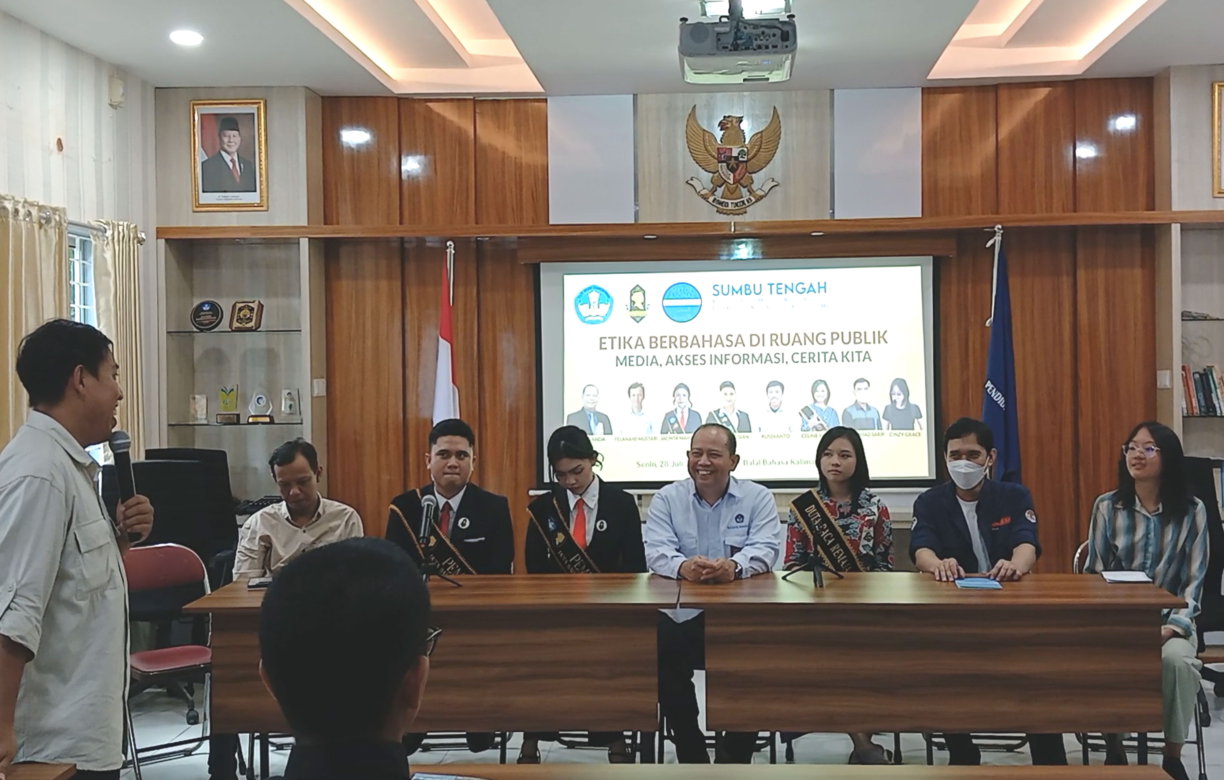 BAHASA: Forum SUMBU TENGAH Edisi 3 di Balai Bahasa Kaltim, Samarinda, 28 Juli 2025. Dari kiri: Rusdianto, Felanans Mustari, Muhammad Tirta , Jacinta Maharani, Asep Juanda, Celine, Sarip dan Cinzy.