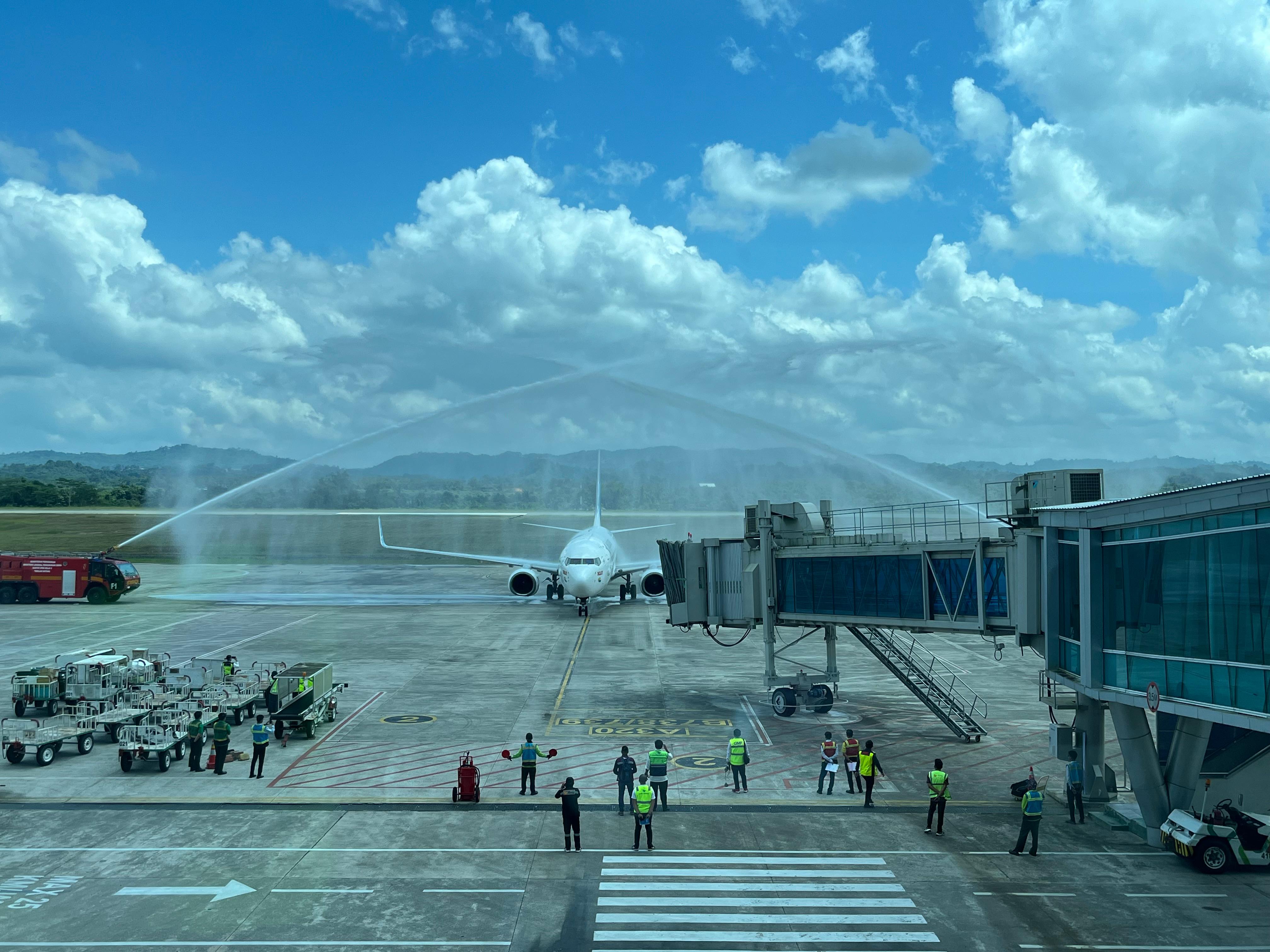 DISAMBUT POSITIF: Pesawat Garuda Indonesia dari Jakarta mendarat dengan selamat di Bandara APT Pranoto, Samarinda, Jumat (1/8). Pada penerbangan itu, mereka mengangkut 318 penumpang.