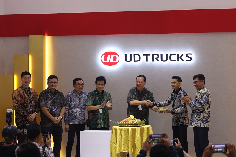 KOLABORASI: Manajemen PT Patra Logistik dan Astra UD Trucks menandatangani kerja sama yang mencakup layanan pemeliharaan armada dan sistem monitoring digital berbasis data.